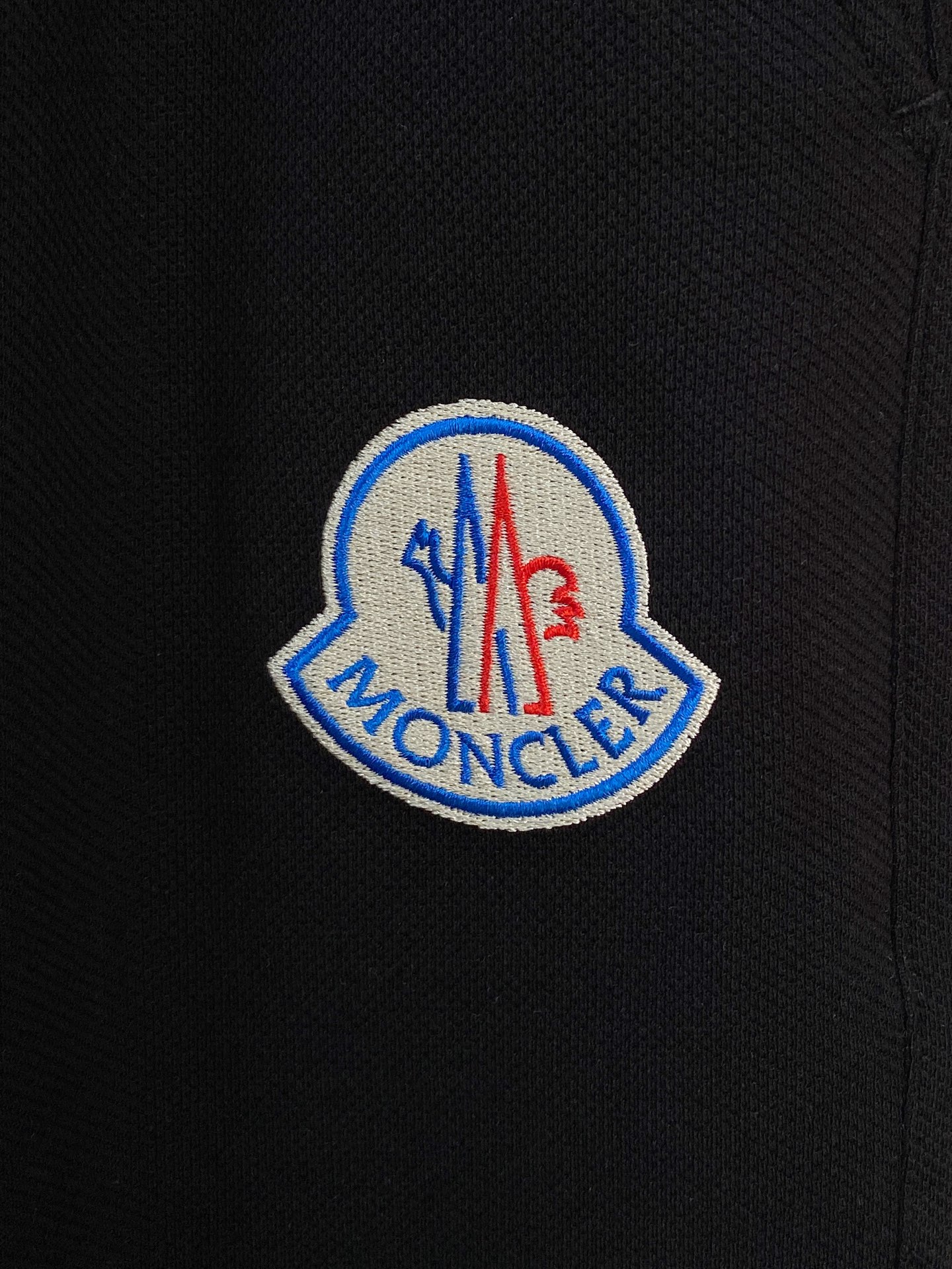 P蒙口2025春夏新款休闲短裤！官网同步发售。定制品牌经典LOGO，定制面料，舒适度极好，手触感强烈。辨