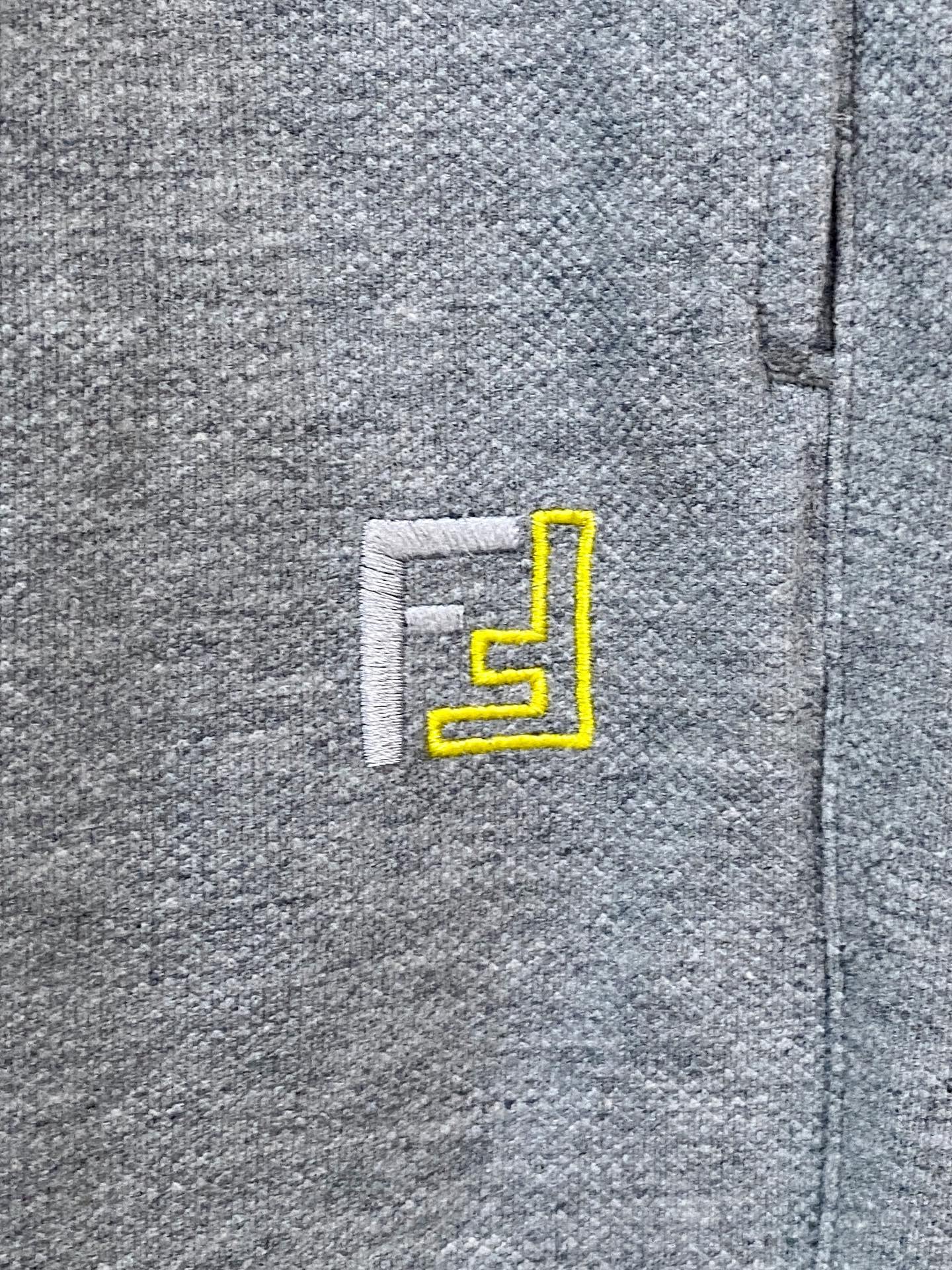 P芬迪2025春夏新款休闲短裤！官网同步发售。定制品牌经典LOGO，定制面料，舒适度极好，手触感强烈。辨