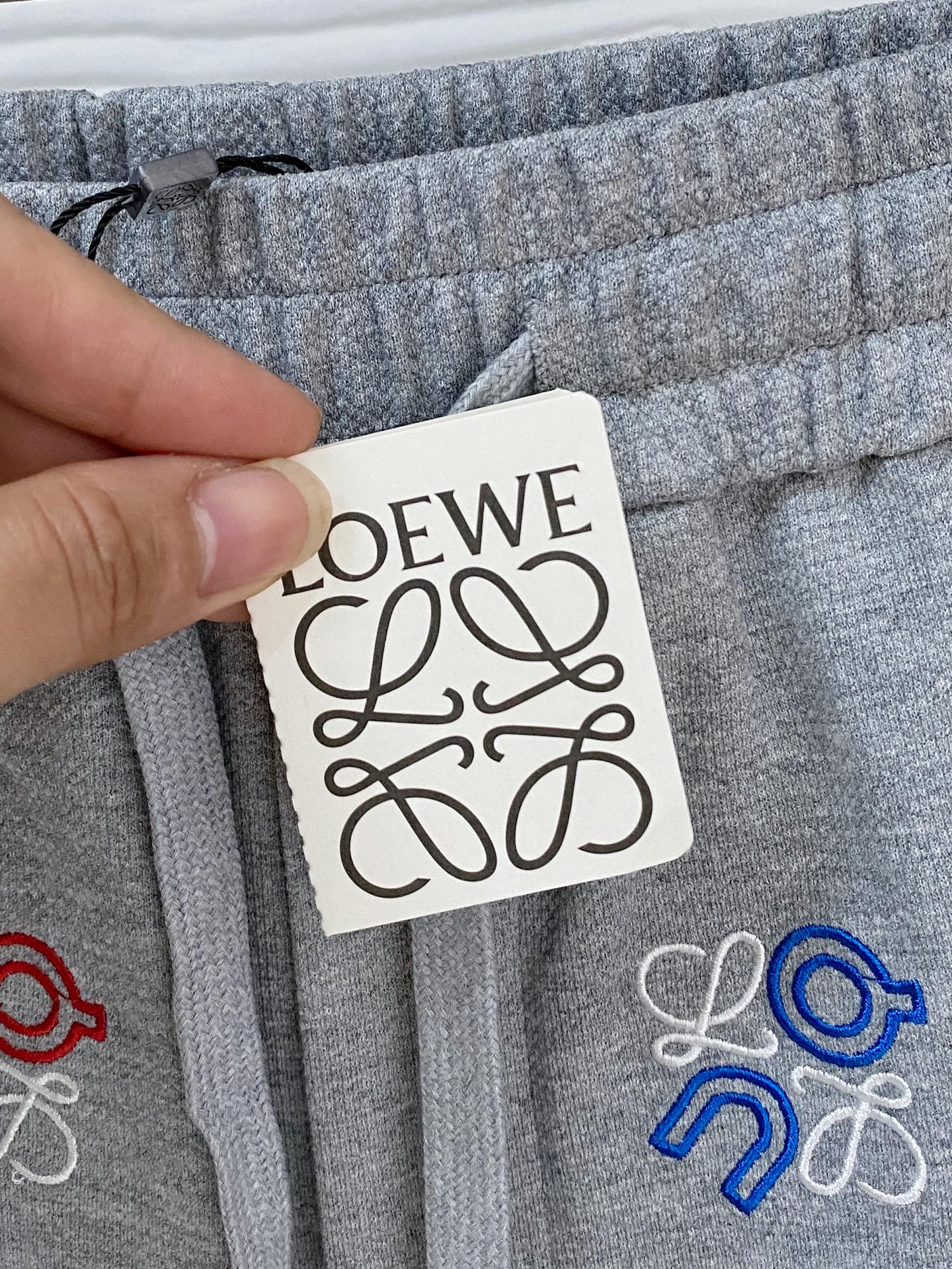 P罗意威2025春夏新款休闲短裤！官网同步发售。定制品牌经典LOGO，定制面料，舒适度极好，手触感强烈。