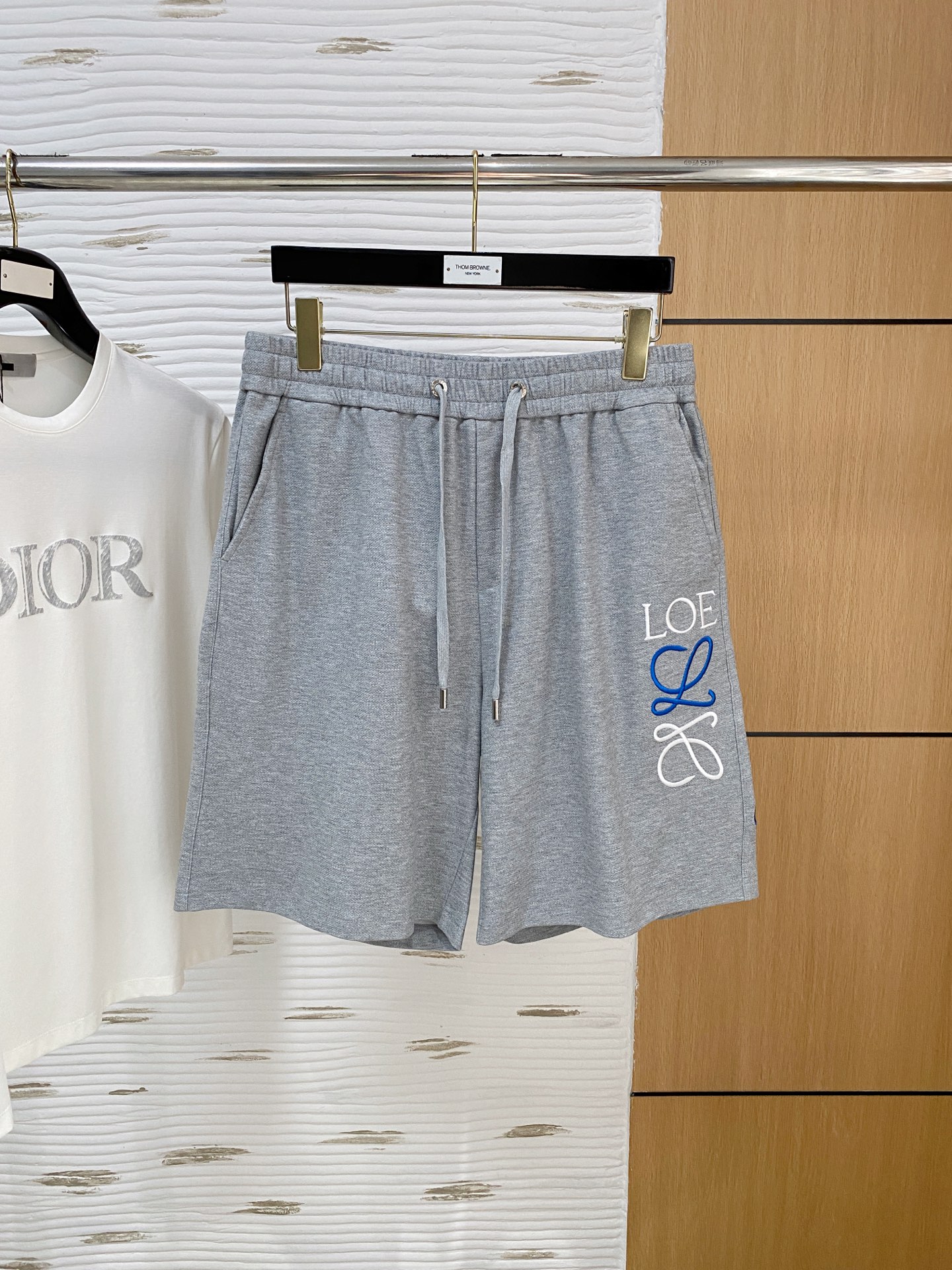 P罗意威2025春夏新款休闲短裤！官网同步发售。定制品牌经典LOGO，定制面料，舒适度极好，手触感强烈。