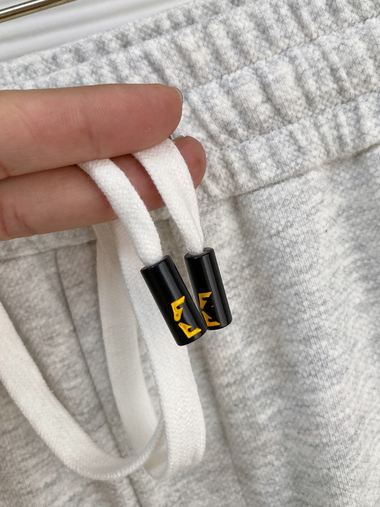 P芬迪2025春夏新款休闲短裤！官网同步发售。定制品牌经典LOGO，定制面料，舒适度极好，手触感强烈。辨