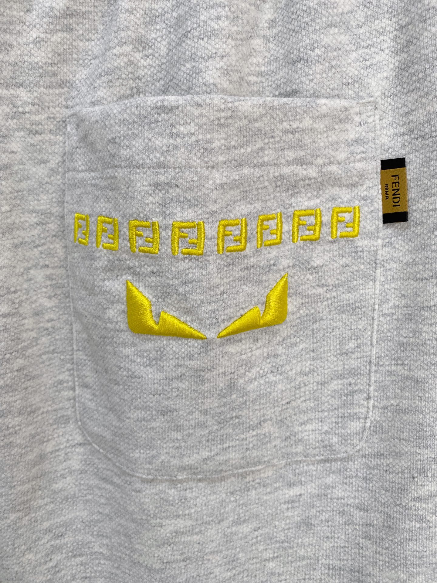 P芬迪2025春夏新款休闲短裤！官网同步发售。定制品牌经典LOGO，定制面料，舒适度极好，手触感强烈。辨