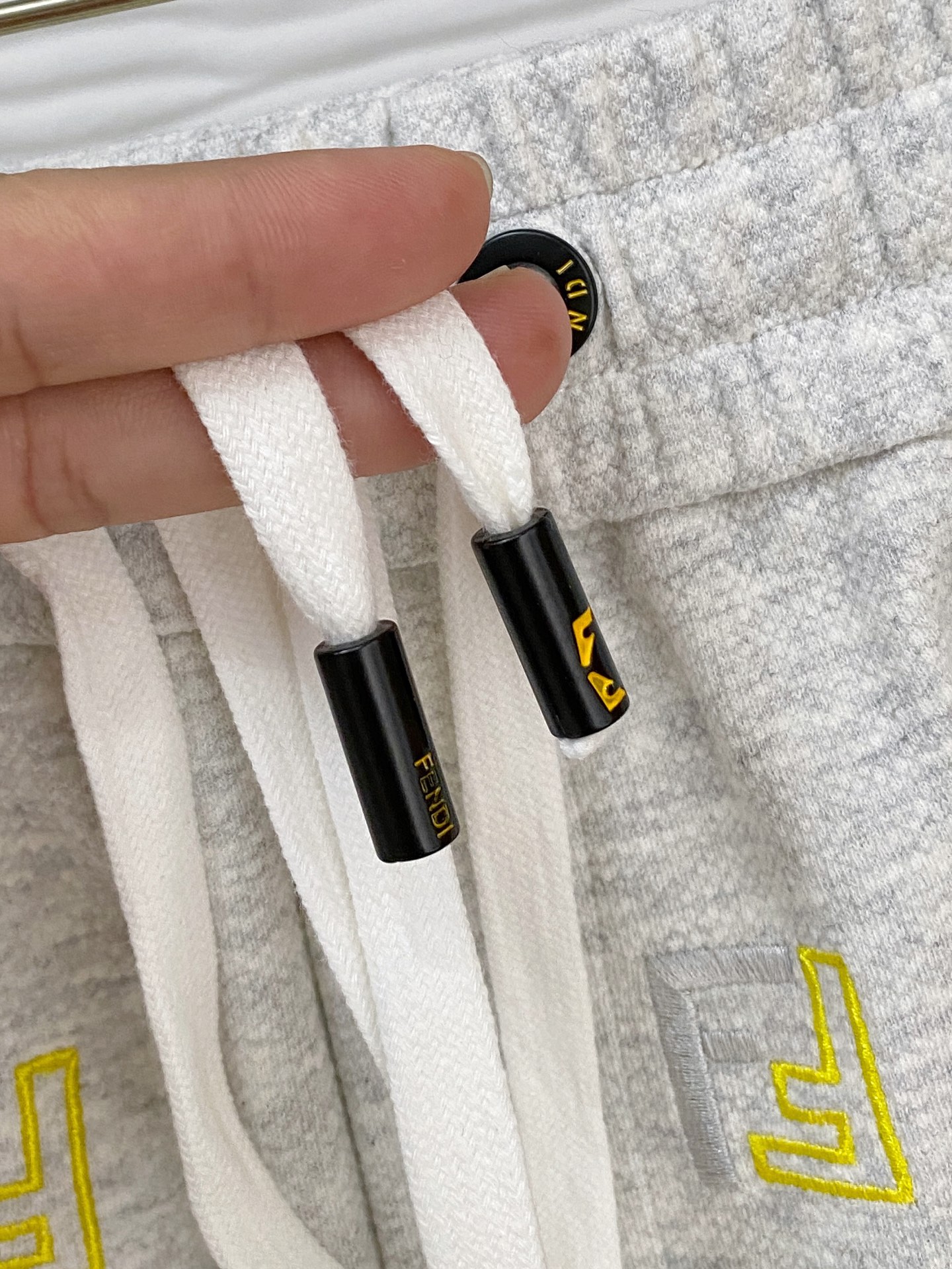 P芬迪2025春夏新款休闲短裤！官网同步发售。定制品牌经典LOGO，定制面料，舒适度极好，手触感强烈。辨