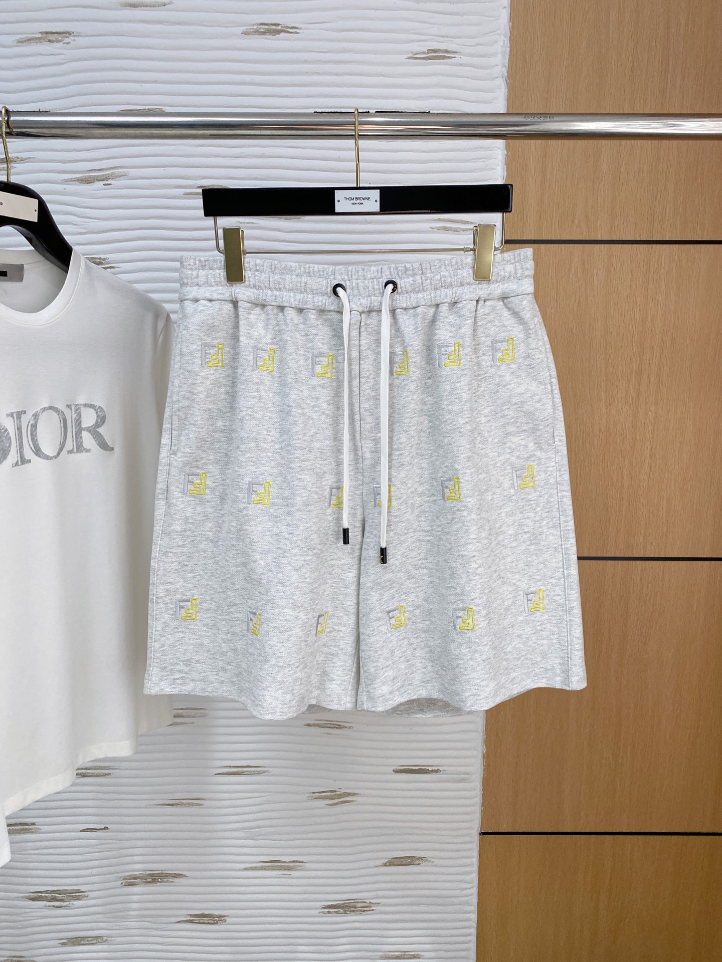 NO:461996,Fendi's new spring and summer 2025 casual shorts!  The official website is released simultaneously. Customized brand classic logo, customized fabric, excellent comfort, strong hand touch. Extremely recognizable, perfect quality craftsmanship. Size M-3Xl,,fendi, shorts, alexander wang19860909芬迪2025春夏新款休闲短裤！官网同步发售.定制品牌经典LOGO,定制面料,舒适度极好,手触感强烈.辨识度极高,完美品相工艺. 尺码M-3Xl,,fendi,shorts,alexander wang,Men's clothing