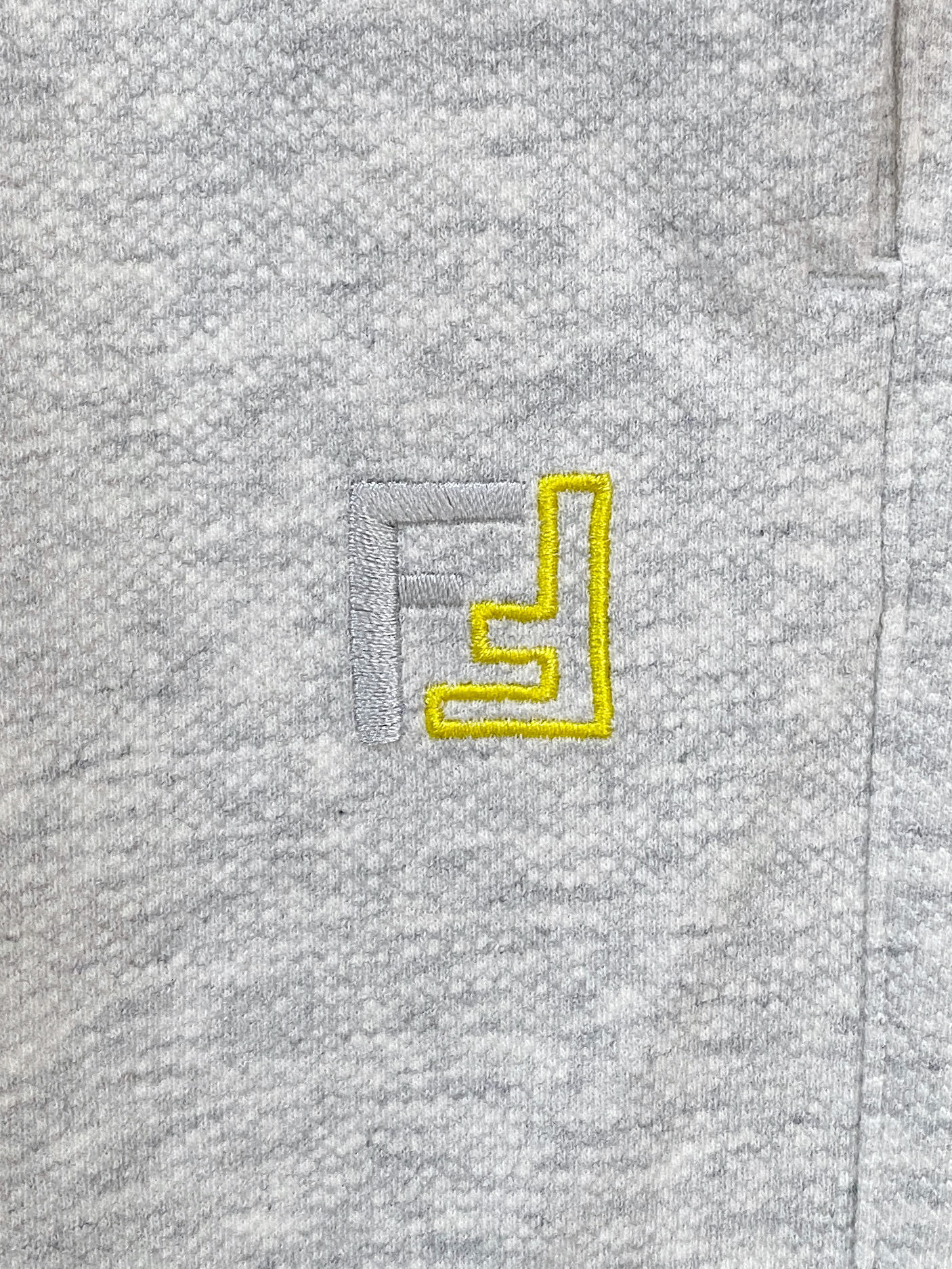 P芬迪2025春夏新款休闲短裤！官网同步发售。定制品牌经典LOGO，定制面料，舒适度极好，手触感强烈。辨