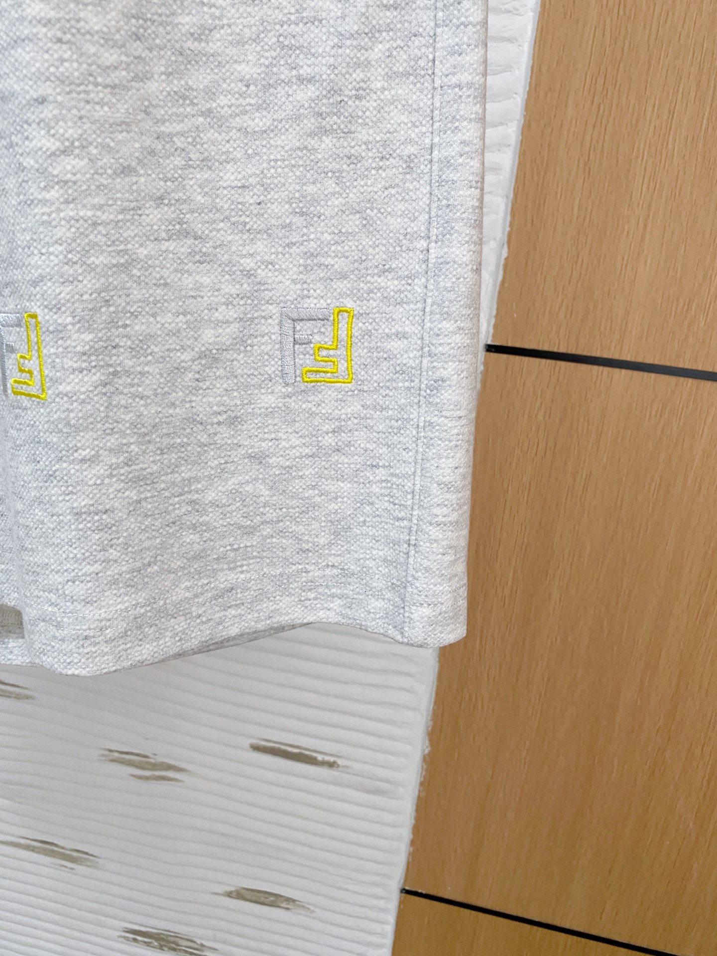 P芬迪2025春夏新款休闲短裤！官网同步发售。定制品牌经典LOGO，定制面料，舒适度极好，手触感强烈。辨