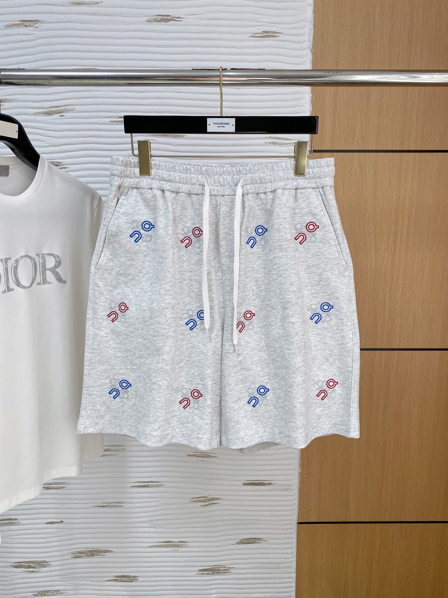 NO:462002,Luo Yiwei's new spring and summer 2025 casual shorts!  The official website is released simultaneously. Customized brand classic logo, customized fabric, excellent comfort, strong hand touch. Extremely recognizable, perfect quality craftsmanship. Size M-3Xl, loewe, shorts, alexander wang19860909罗意威2025春夏新款休闲短裤！官网同步发售.定制品牌经典LOGO,定制面料,舒适度极好,手触感强烈.辨识度极高,完美品相工艺. 尺码M-3Xl,,loewe,shorts,alexander wang,Men's clothing