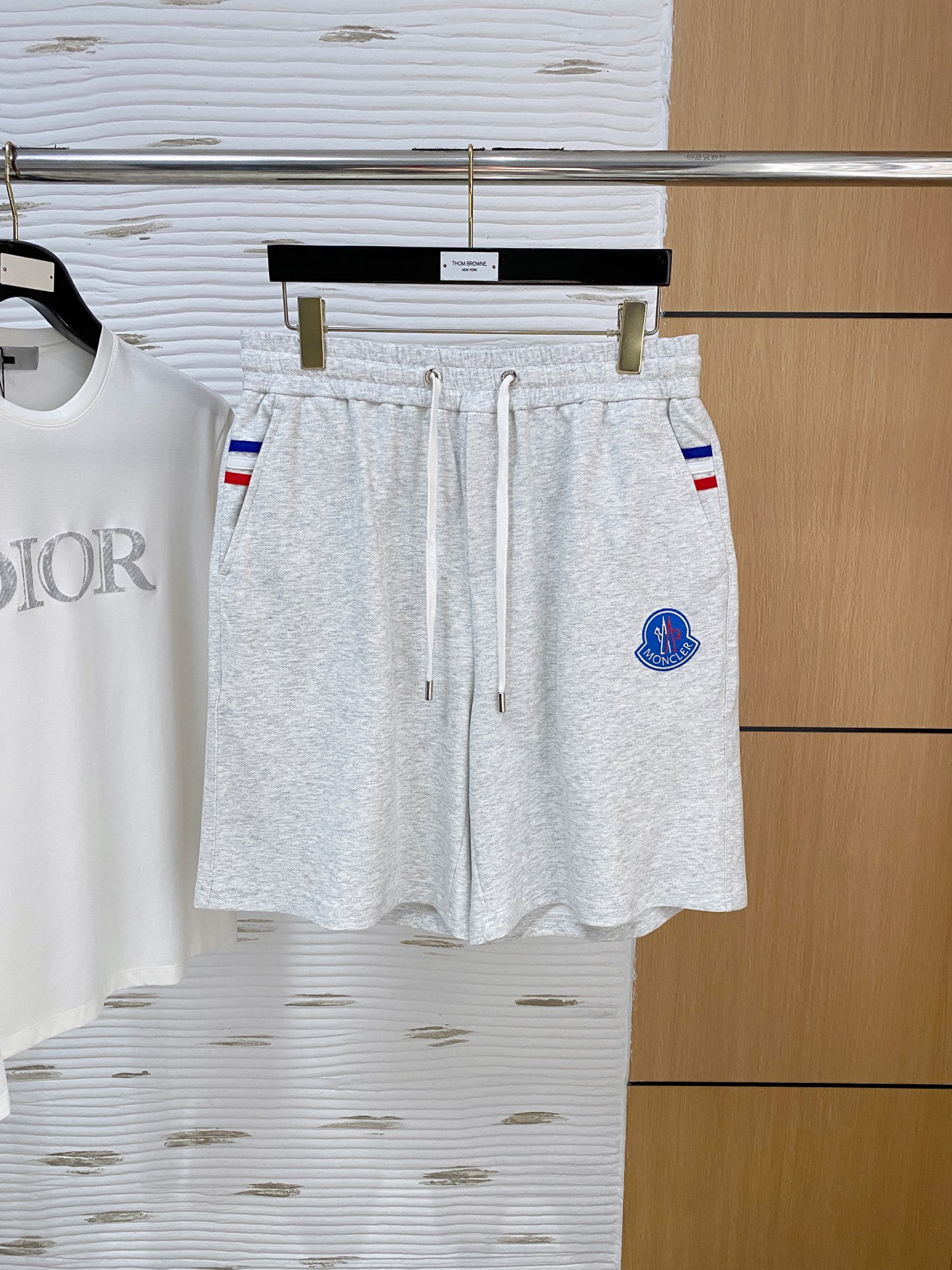 NO:462010,New casual shorts for 2025 spring and summer cover!  The official website is released simultaneously. Customized brand classic logo, customized fabric, excellent comfort, strong hand touch. Extremely recognizable, perfect quality craftsmanship. Size M-3Xl, Moncler, shorts, alexander wang19860909蒙口2025春夏新款休闲短裤！官网同步发售.定制品牌经典LOGO,定制面料,舒适度极好,手触感强烈.辨识度极高,完美品相工艺. 尺码M-3Xl,,Moncler,shorts,alexander wang,Men's clothing