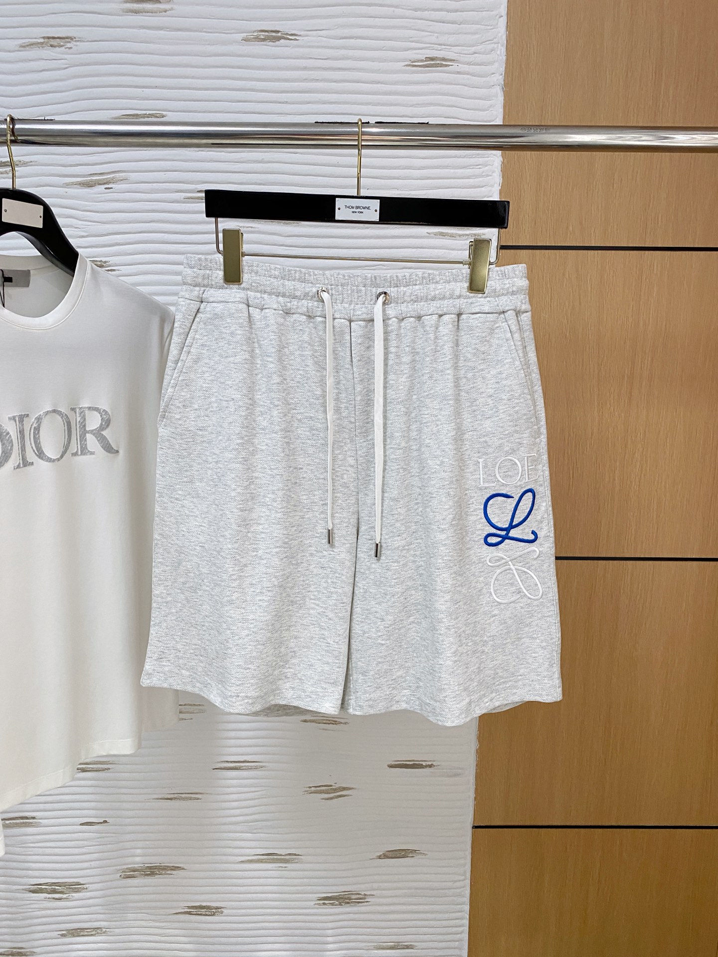 NO:462018,Luo Yiwei's new spring and summer 2025 casual shorts!  The official website is released simultaneously. Customized brand classic logo, customized fabric, excellent comfort, strong hand touch. Extremely recognizable, perfect quality craftsmanship. Size M-3Xl, loewe, shorts, alexander wang19860909罗意威2025春夏新款休闲短裤！官网同步发售.定制品牌经典LOGO,定制面料,舒适度极好,手触感强烈.辨识度极高,完美品相工艺. 尺码M-3Xl,,loewe,shorts,alexander wang,Men's clothing