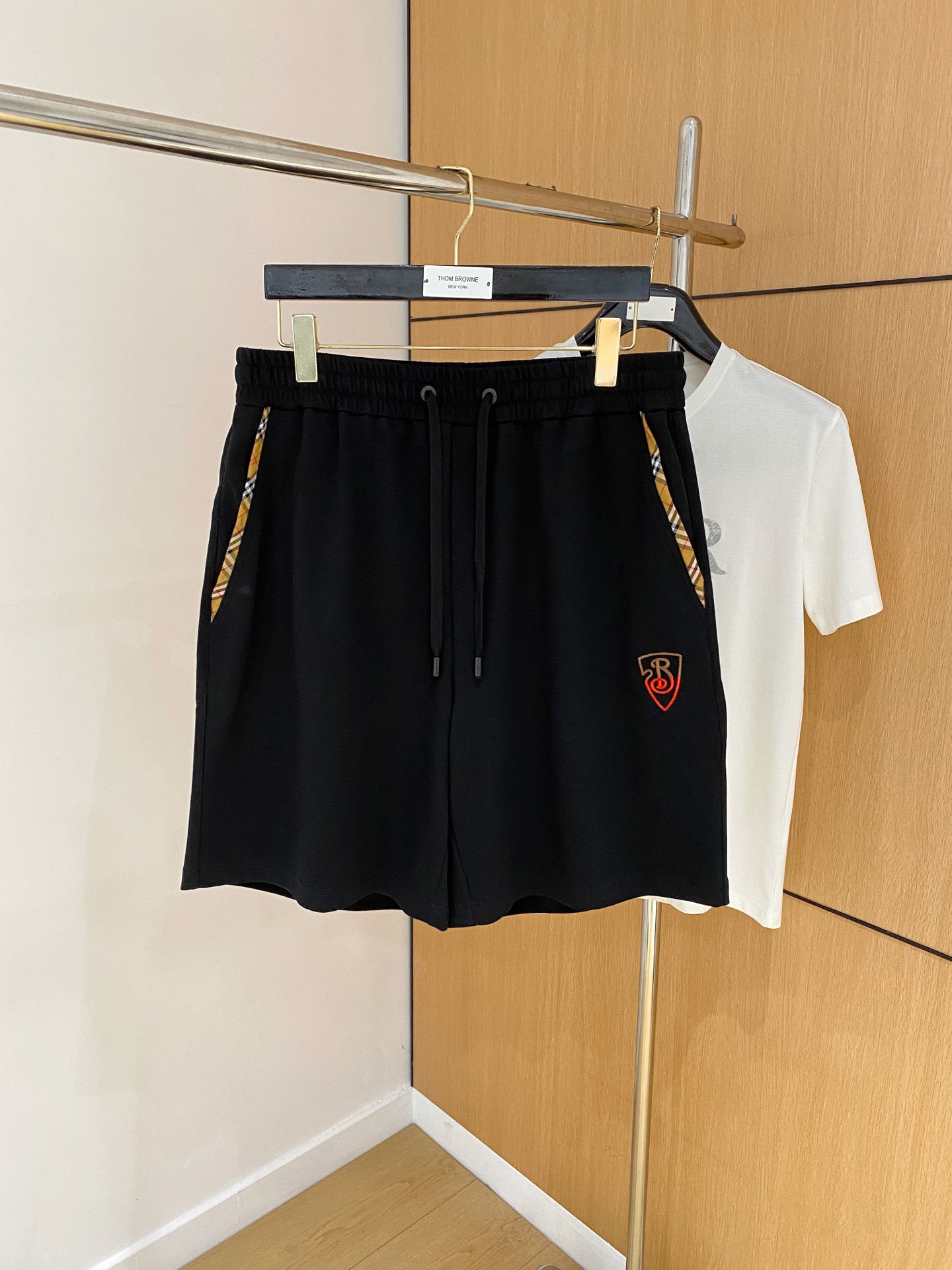 NO:511050,Burberry's new spring and summer 2025 casual shorts!  The official website is released simultaneously. Customized brand classic logo, customized fabric, excellent comfort, strong hand touch. Extremely recognizable, perfect quality craftsmanship. Size M-3Xl, burberry, shorts, alexander wang19860909巴宝莉2025春夏新款休闲短裤！官网同步发售.定制品牌经典LOGO,定制面料,舒适度极好,手触感强烈.辨识度极高,完美品相工艺. 尺码M-3Xl,,burberry,shorts,alexander wang,Men's clothing