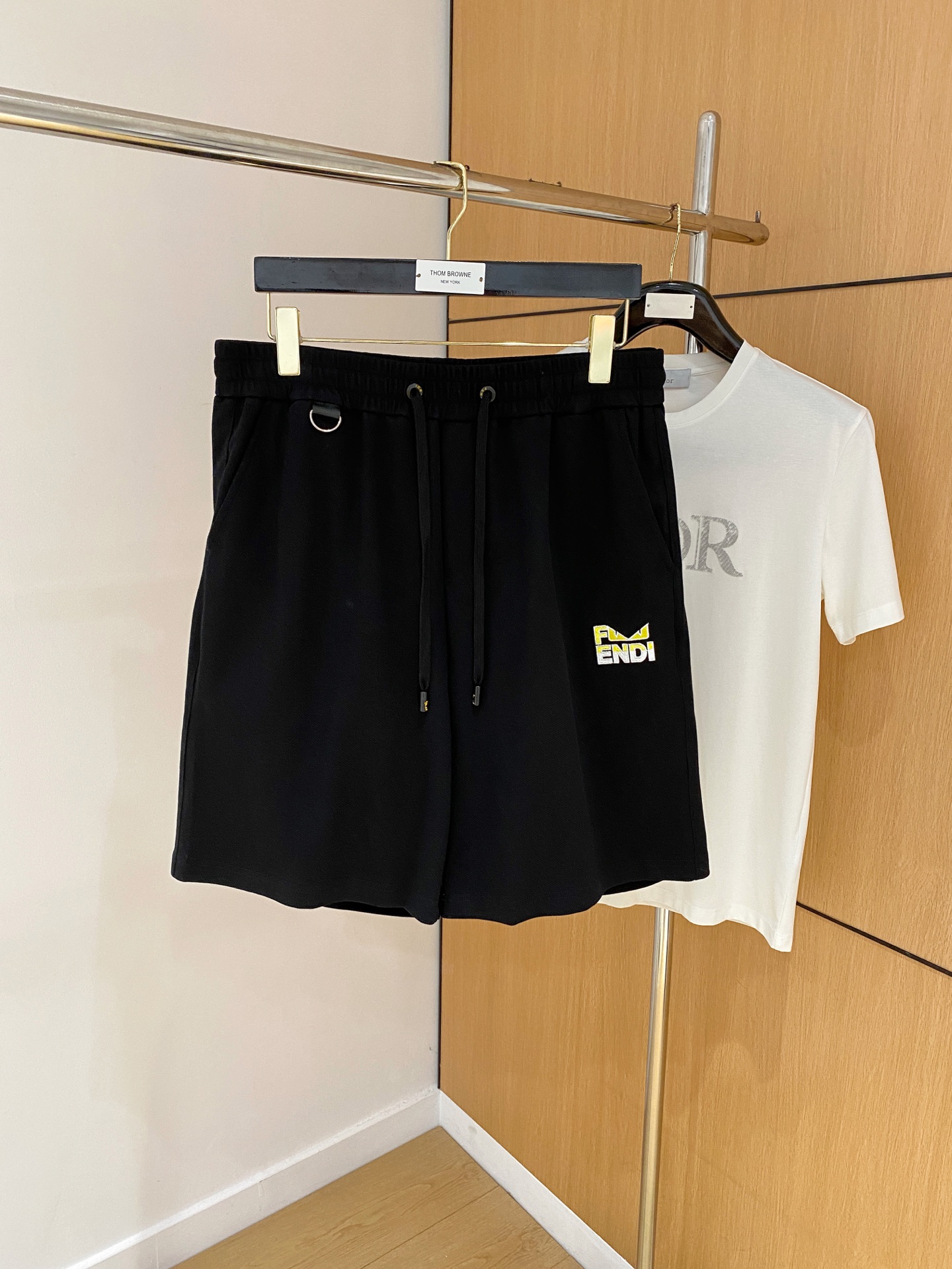 NO:511045,Fendi's new spring and summer 2025 casual shorts!  The official website is released simultaneously. Customized brand classic logo, customized fabric, excellent comfort, strong hand touch. Extremely recognizable, perfect quality craftsmanship. Size M-3Xl,,fendi, shorts, alexander wang19860909芬迪2025春夏新款休闲短裤！官网同步发售.定制品牌经典LOGO,定制面料,舒适度极好,手触感强烈.辨识度极高,完美品相工艺. 尺码M-3Xl,,fendi,shorts,alexander wang,Men's clothing