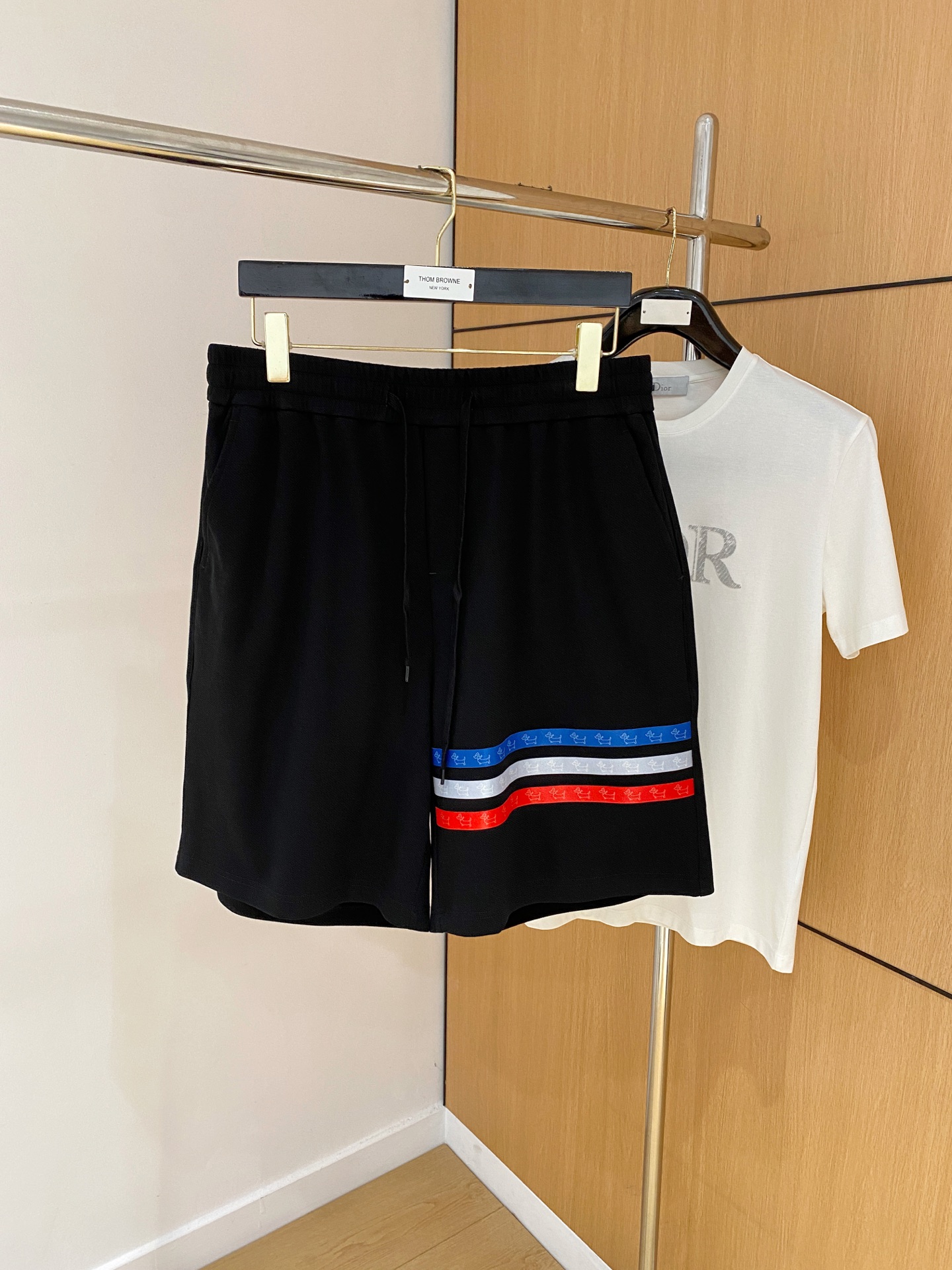 NO:511039,TB 2025 spring and summer new casual shorts!  The official website is released simultaneously. Customized brand classic logo, customized fabric, excellent comfort, strong hand touch. Extremely recognizable, perfect quality craftsmanship. Size M-3Xl, shorts, alexander wang19860909TB 2025春夏新款休闲短裤！官网同步发售.定制品牌经典LOGO,定制面料,舒适度极好,手触感强烈.辨识度极高,完美品相工艺. 尺码M-3Xl,,shorts,alexander wang,Men's clothing
