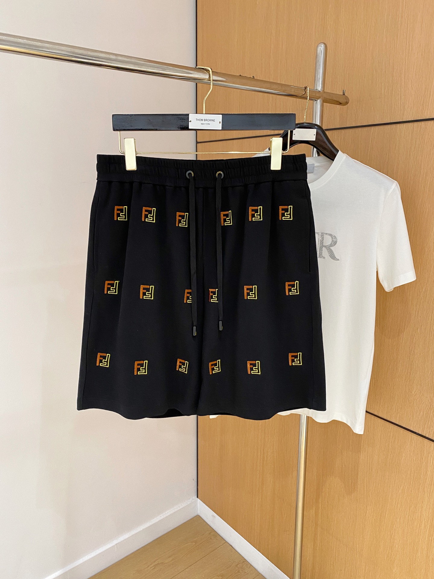 NO:511033,Fendi's new spring and summer 2025 casual shorts!  The official website is released simultaneously. Customized brand classic logo, customized fabric, excellent comfort, strong hand touch. Extremely recognizable, perfect quality craftsmanship. Size M-3Xl,,fendi, shorts, alexander wang19860909芬迪2025春夏新款休闲短裤！官网同步发售.定制品牌经典LOGO,定制面料,舒适度极好,手触感强烈.辨识度极高,完美品相工艺. 尺码M-3Xl,,fendi,shorts,alexander wang,Men's clothing