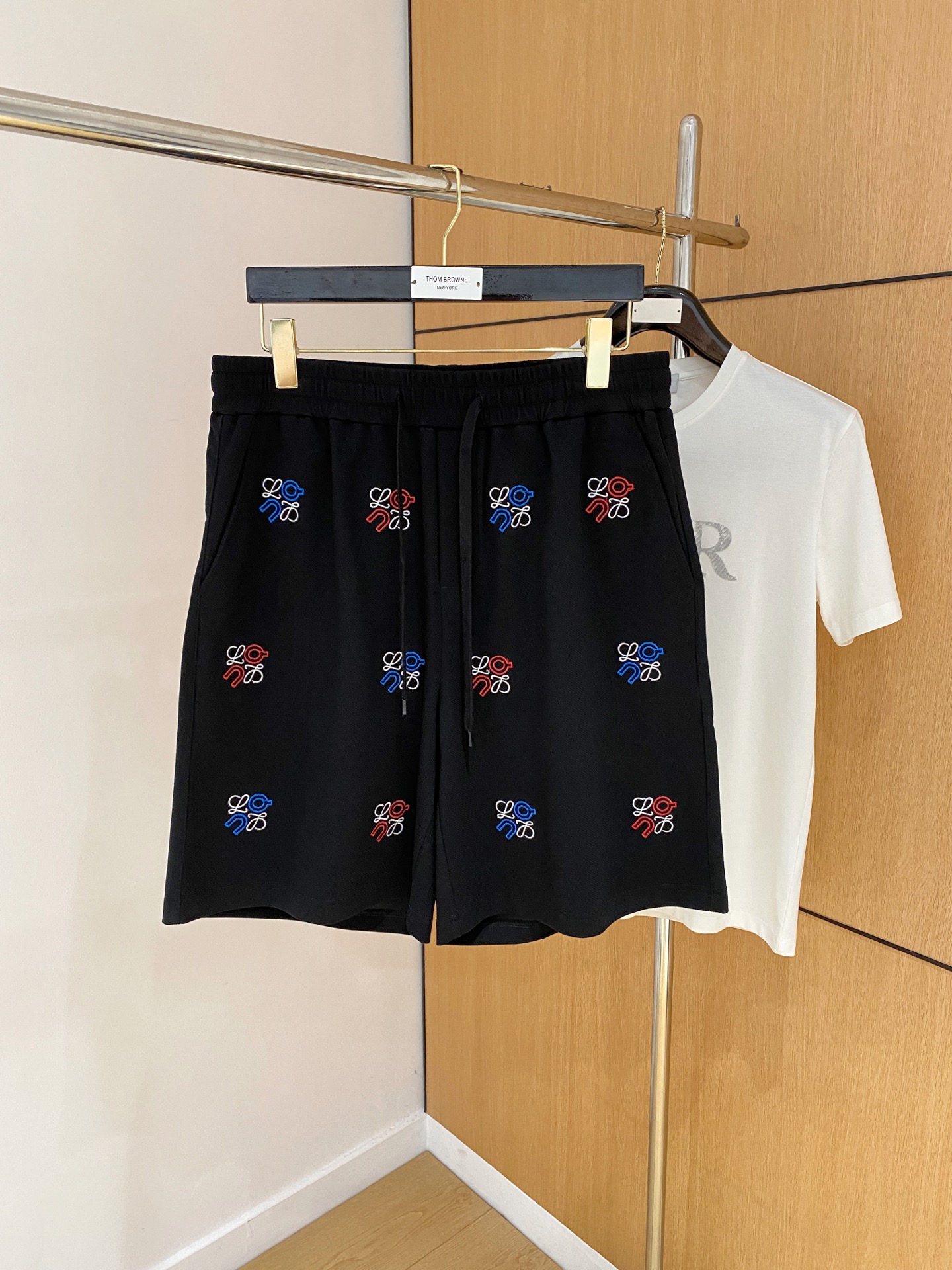 NO:511027,Luo Yiwei's new spring and summer 2025 casual shorts!  The official website is released simultaneously. Customized brand classic logo, customized fabric, excellent comfort, strong hand touch. Extremely recognizable, perfect quality craftsmanship. Size M-3Xl, loewe, shorts, alexander wang19860909罗意威2025春夏新款休闲短裤！官网同步发售.定制品牌经典LOGO,定制面料,舒适度极好,手触感强烈.辨识度极高,完美品相工艺. 尺码M-3Xl,,loewe,shorts,alexander wang,Men's clothing