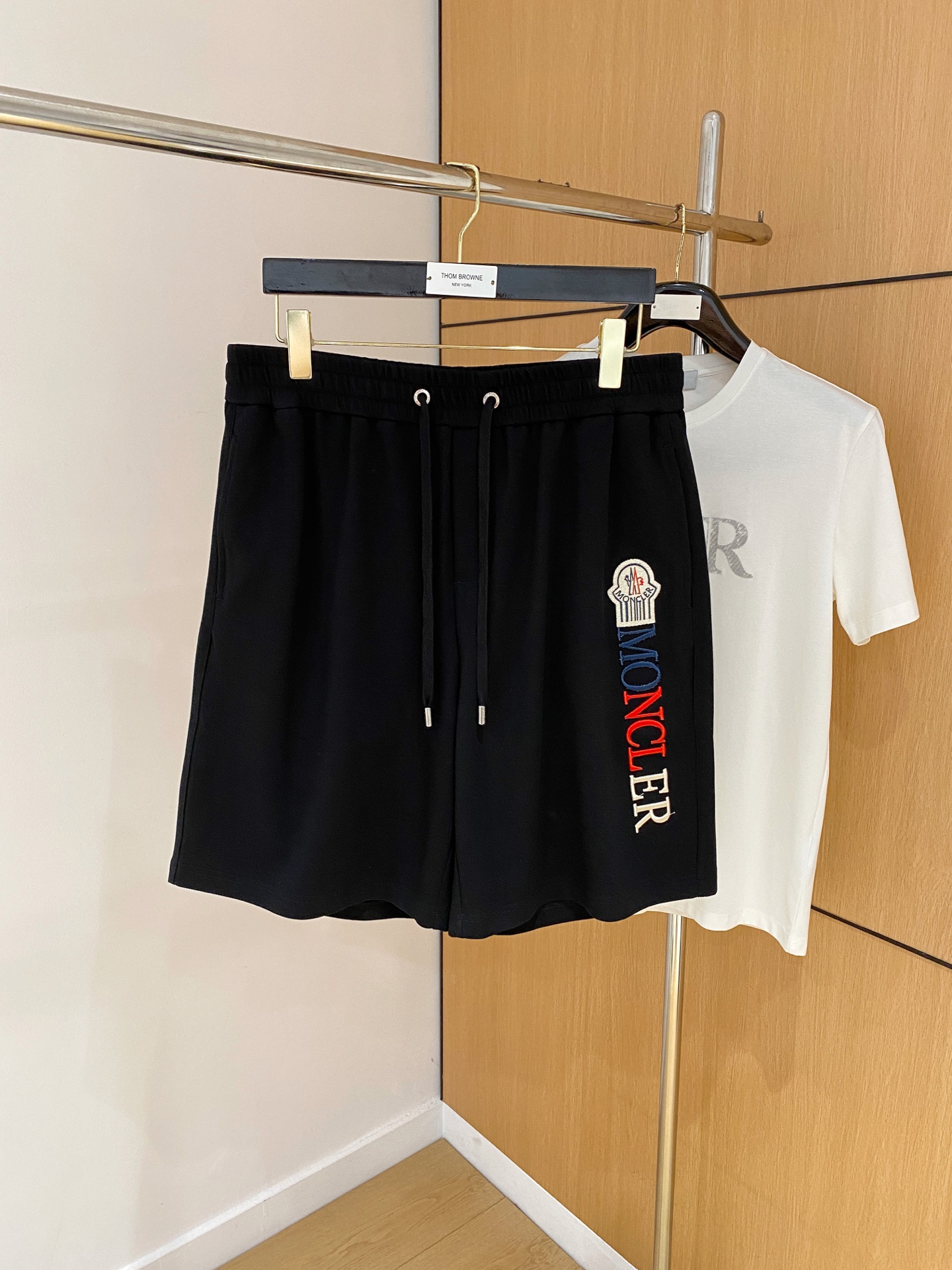 NO:511021,New casual shorts for spring and summer 2025 cover-mouthed 2025!  The official website is released simultaneously. Customized brand classic logo, customized fabric, excellent comfort, strong hand touch. Extremely recognizable, perfect quality craftsmanship. Size M-3Xl, Moncler, shorts, alexander wang19860909蒙口2025春夏新款休闲短裤！官网同步发售.定制品牌经典LOGO,定制面料,舒适度极好,手触感强烈.辨识度极高,完美品相工艺. 尺码M-3Xl,,Moncler,shorts,alexander wang,Men's clothing