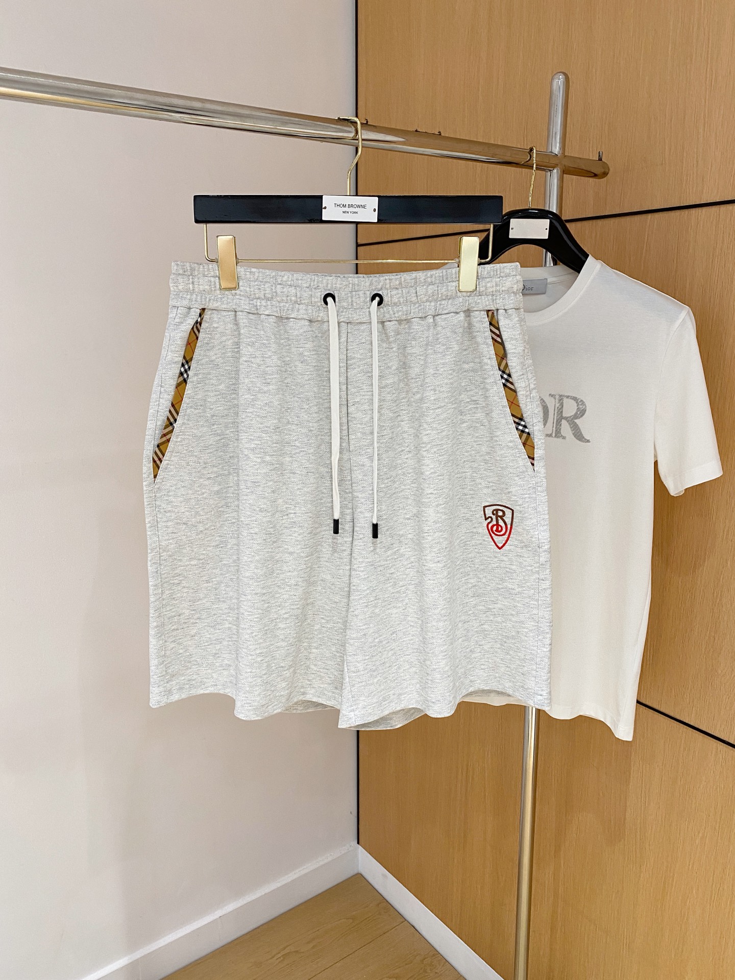 NO:471367,Burberry's new spring and summer 2025 casual shorts!  The official website is released simultaneously. Customized brand classic logo, customized fabric, excellent comfort, strong hand touch. Extremely recognizable, perfect quality craftsmanship. Size M-3Xl, burberry, shorts, alexander wang19860909巴宝莉2025春夏新款休闲短裤！官网同步发售.定制品牌经典LOGO,定制面料,舒适度极好,手触感强烈.辨识度极高,完美品相工艺. 尺码M-3Xl,,burberry,shorts,alexander wang,Men's clothing