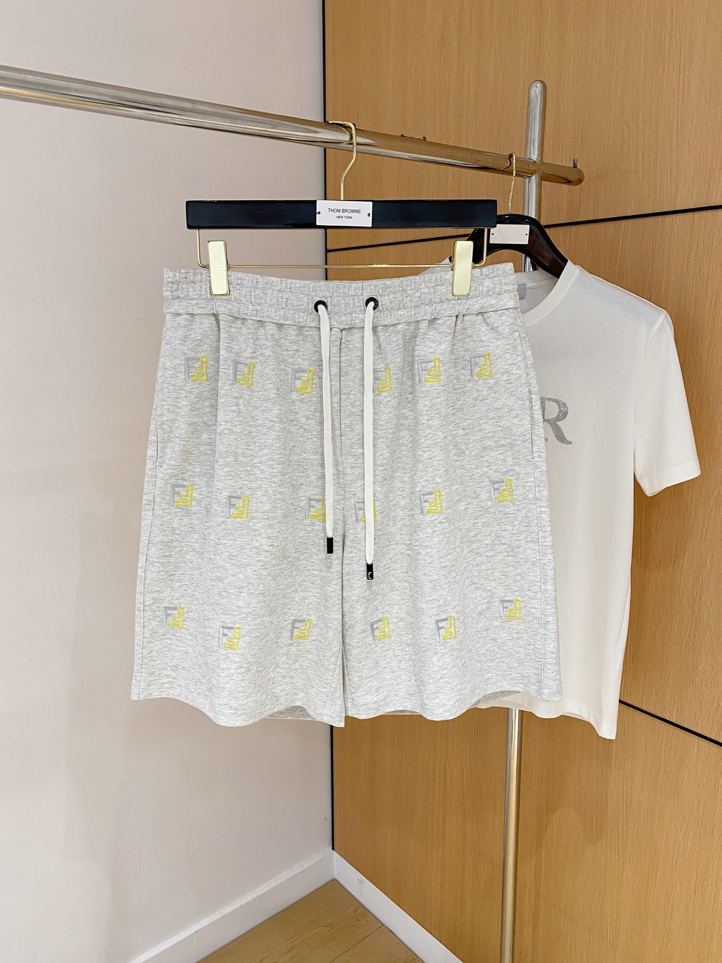 NO:471385,Fendi's new spring and summer 2025 casual shorts!  The official website is released simultaneously. Customized brand classic logo, customized fabric, excellent comfort, strong hand touch. Extremely recognizable, perfect quality craftsmanship. Size M-3Xl,,fendi, shorts, alexander wang19860909芬迪2025春夏新款休闲短裤！官网同步发售.定制品牌经典LOGO,定制面料,舒适度极好,手触感强烈.辨识度极高,完美品相工艺. 尺码M-3Xl,,fendi,shorts,alexander wang,Men's clothing