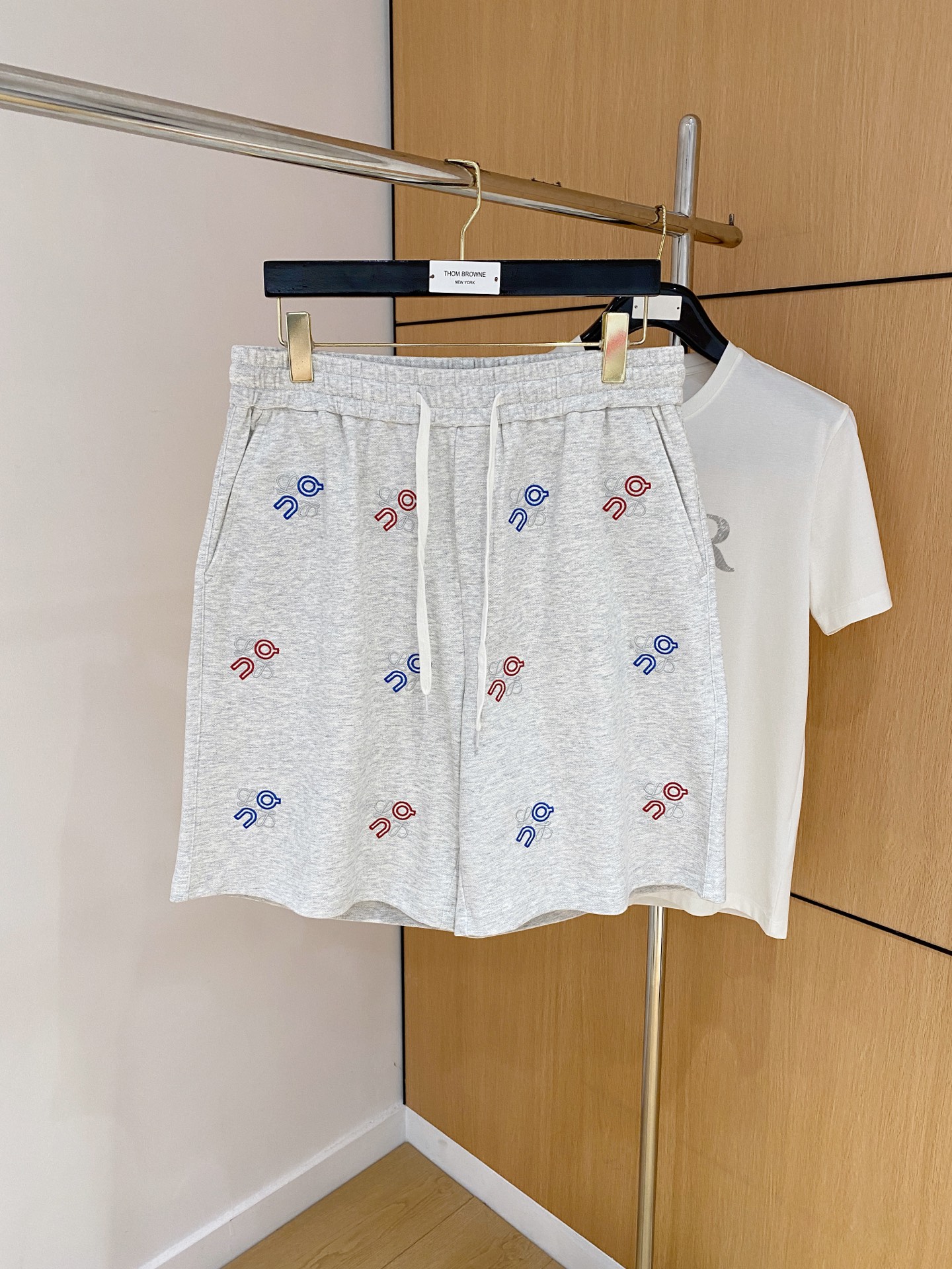 NO:471391,Luo Yiwei's new spring and summer 2025 casual shorts!  The official website is released simultaneously. Customized brand classic logo, customized fabric, excellent comfort, strong hand touch. Extremely recognizable, perfect quality craftsmanship. Size M-3Xl, loewe, shorts, alexander wang19860909罗意威2025春夏新款休闲短裤！官网同步发售.定制品牌经典LOGO,定制面料,舒适度极好,手触感强烈.辨识度极高,完美品相工艺. 尺码M-3Xl,,loewe,shorts,alexander wang,Men's clothing