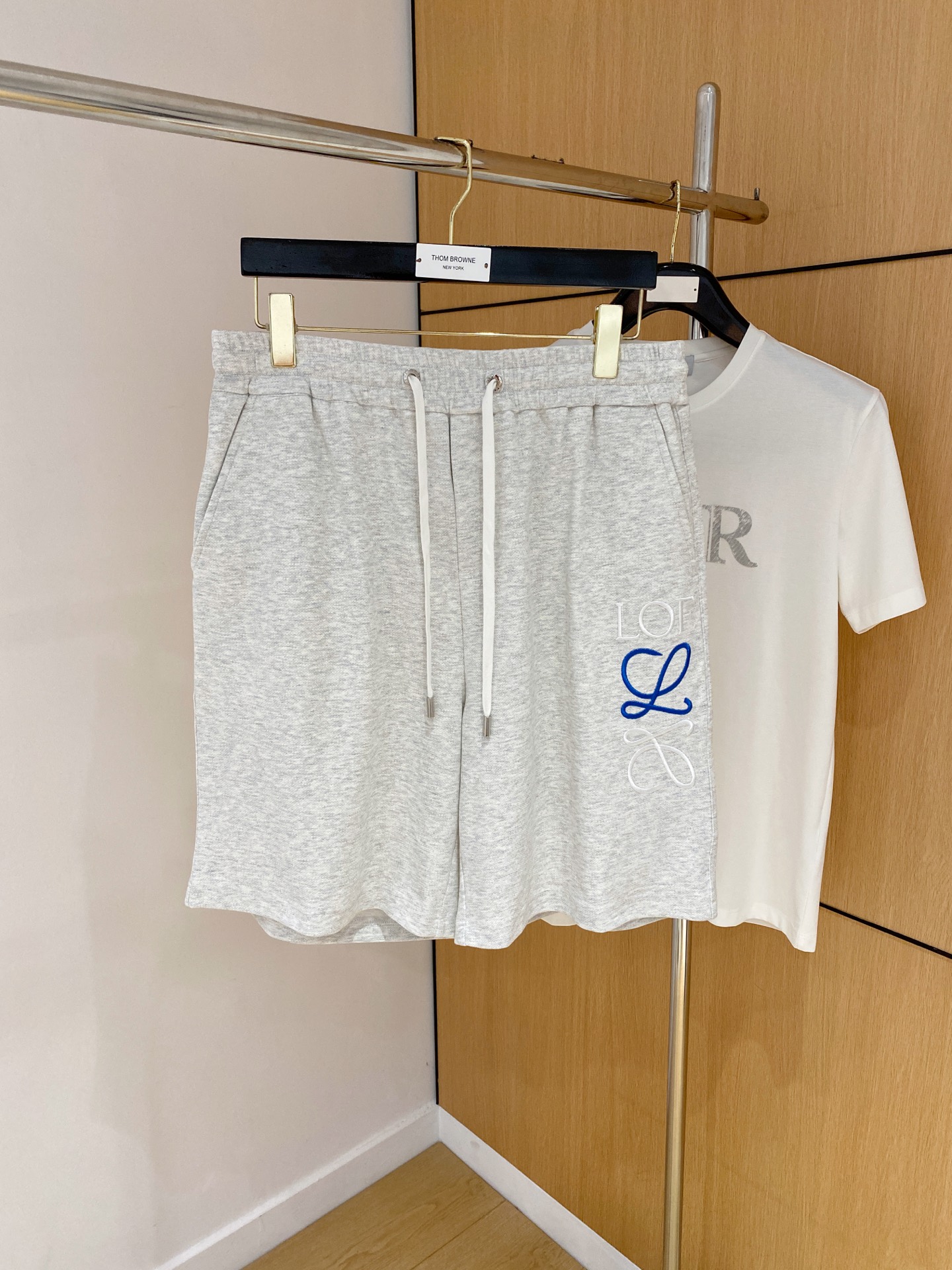 NO:471403,Luo Yiwei's new spring and summer 2025 casual shorts!  The official website is released simultaneously. Customized brand classic logo, customized fabric, excellent comfort, strong hand touch. Extremely recognizable, perfect quality craftsmanship. Size M-3Xl, loewe, shorts, alexander wang19860909罗意威2025春夏新款休闲短裤！官网同步发售.定制品牌经典LOGO,定制面料,舒适度极好,手触感强烈.辨识度极高,完美品相工艺. 尺码M-3Xl,,loewe,shorts,alexander wang,Men's clothing