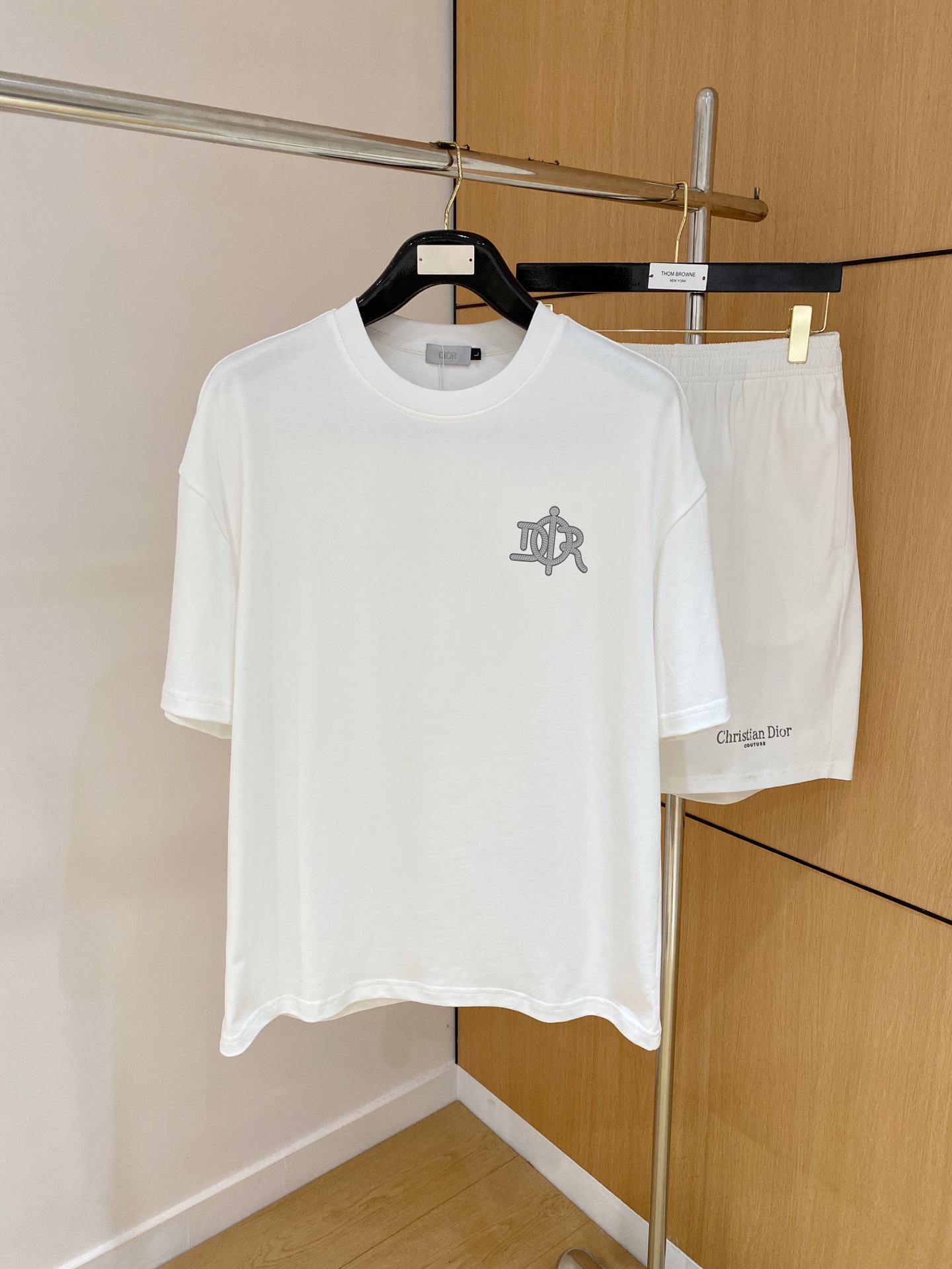 NO:468794,Dior high-end customization, the latest short-sleeved shorts casual suit for the 2025 spring and summer new spring and summer counter, heavy industry concave and convex pattern design, ripped collar and sleeve design, high-end customization, avant-garde and fashionable design!  Brand logo heavy craftsmanship design, high-end customized pure cotton fabric, soft feel, comfortable to wear, exquisite counter-level car line, fine workmanship, invincible and handsome upper body effect!  A must-have item for handsome men!  Number of code M-2XL loose version: placing an order to report height and weight, dior, shorts, T-shirt, alexander wang19860909迪奥高端定制 2025春夏新款首发专柜最新款短袖短裤休闲套装 重工凹凸图案设计 领子袖子做破洞设计 高端订制 设计前卫时尚！品牌logo重工艺设计 高端定制纯棉面料.手感柔软.穿着舒适.专柜级别精致车线.做工精细.上身效果无敌帅气！型男必备单品！ 码数M-2XL 宽松版型 下单报身高体重,,dior,shorts,T-shirt,alexander wang,Men's clothing