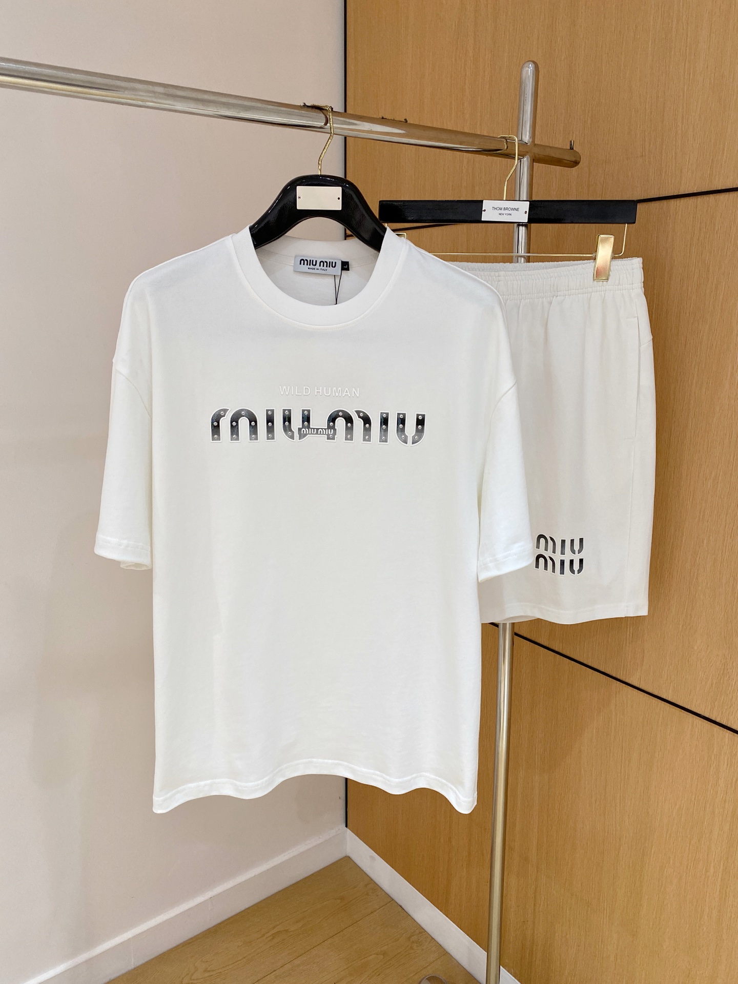 NO:468800,Miumiu high-end customization 2025 spring and summer new first-time counter latest short-sleeved shorts casual set, heavy industry concave and convex pattern design, collar and sleeve ripped design, high-end customization, avant-garde and fashionable design!  Brand logo heavy craftsmanship design, high-end customized pure cotton fabric, soft feel, comfortable to wear, exquisite counter-level car line, fine workmanship, invincible and handsome upper body effect!  A must-have item for handsome men!  Number of code M-2XL loose version: placing an order to report height and weight, miumiu, shorts, T-shirt, alexander wang19860909miumiu高端定制 2025春夏新款首发专柜最新款短袖短裤休闲套装 重工凹凸图案设计 领子袖子做破洞设计 高端订制 设计前卫时尚！品牌logo重工艺设计 高端定制纯棉面料.手感柔软.穿着舒适.专柜级别精致车线.做工精细.上身效果无敌帅气！型男必备单品！ 码数M-2XL 宽松版型 下单报身高体重,,miumiu,shorts,T-shirt,alexander wang,Men's clothing