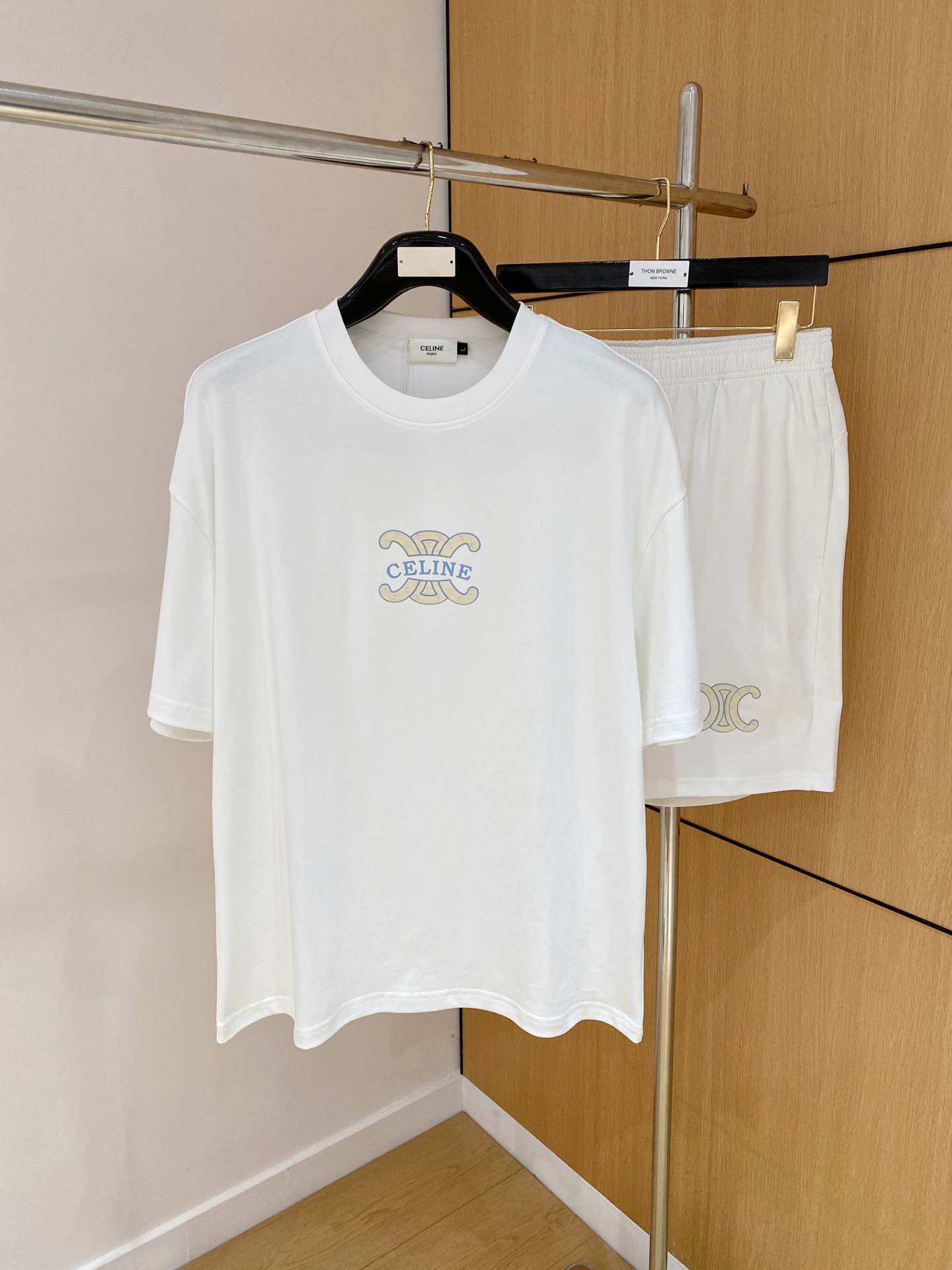 NO:468805,Sailin high-end customization, the latest short-sleeved shorts casual suit for the 2025 spring and summer new spring and summer counter, heavy industry concave and convex pattern design, ripped collar and sleeve design, high-end customization, avant-garde and fashionable design!  Brand logo heavy craftsmanship design, high-end customized pure cotton fabric, soft feel, comfortable to wear, exquisite counter-level car line, fine workmanship, invincible and handsome upper body effect!  A must-have item for handsome men!  Number of code M-2XL loose version: placing an order to report height and weight, shorts, T-shirt, alexander wang19860909赛林高端定制 2025春夏新款首发专柜最新款短袖短裤休闲套装 重工凹凸图案设计 领子袖子做破洞设计 高端订制 设计前卫时尚！品牌logo重工艺设计 高端定制纯棉面料.手感柔软.穿着舒适.专柜级别精致车线.做工精细.上身效果无敌帅气！型男必备单品！ 码数M-2XL 宽松版型 下单报身高体重,,shorts,T-shirt,alexander wang,Men's clothing