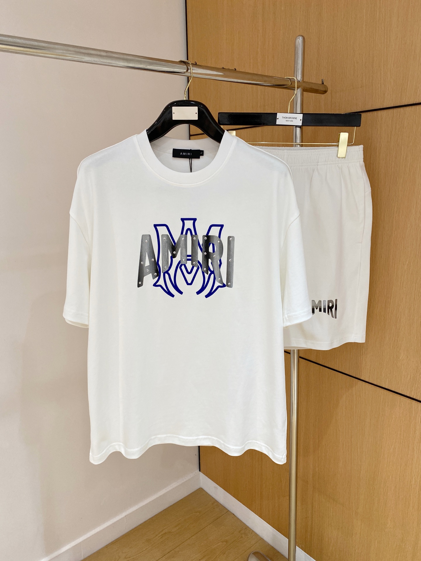 NO:468811,AMIRI high-end customization 2025 spring and summer new first-time counter latest short-sleeved shorts casual set, heavy industry concave and convex pattern design, collar and sleeve ripped design, high-end customization, avant-garde and fashionable design!  Brand logo heavy craftsmanship design, high-end customized pure cotton fabric, soft feel, comfortable to wear, exquisite counter-level car line, fine workmanship, invincible and handsome upper body effect!  A must-have item for handsome men!  Number of code M-2XL loose version: placing an order to report height and weight, amiri, shorts, T-shirt, alexander wang19860909AMIRI高端定制 2025春夏新款首发专柜最新款短袖短裤休闲套装 重工凹凸图案设计 领子袖子做破洞设计 高端订制 设计前卫时尚！品牌logo重工艺设计 高端定制纯棉面料.手感柔软.穿着舒适.专柜级别精致车线.做工精细.上身效果无敌帅气！型男必备单品！ 码数M-2XL 宽松版型 下单报身高体重,,amiri,shorts,T-shirt,alexander wang,Men's clothing