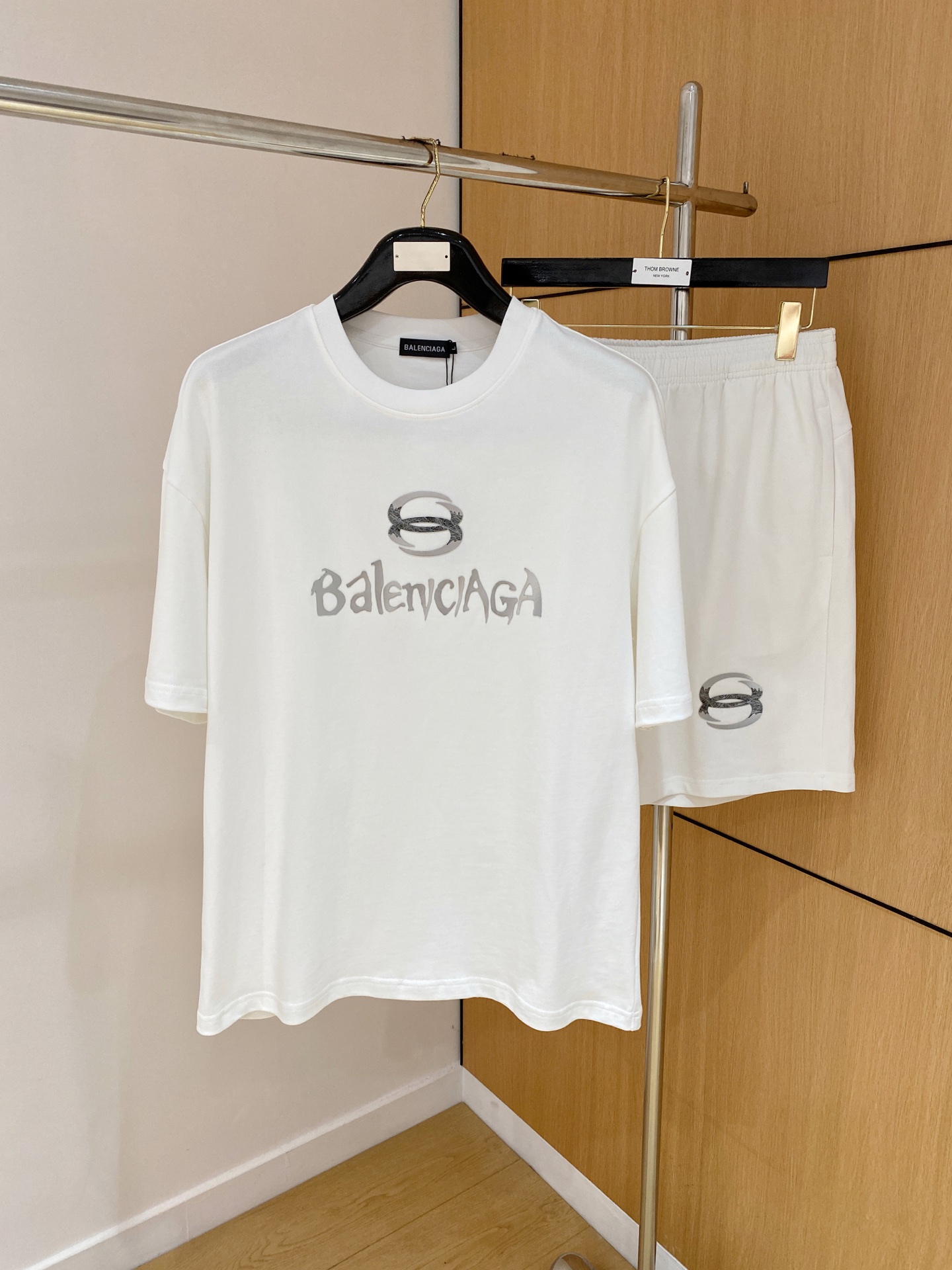 NO:468817,Balenciaga high-end customization 2025 spring and summer new first-time counter latest short-sleeved shorts casual set, heavy industry concave and convex pattern design, collar and sleeve ripped design, high-end customization, avant-garde and fashionable design!  Brand logo heavy craftsmanship design, high-end customized pure cotton fabric, soft feel, comfortable to wear, exquisite counter-level car line, fine workmanship, invincible and handsome upper body effect!  A must-have item for handsome men!  Code number M-2XL loose version: placing an order to report height and weight, balenciaga, shorts, T-shirt, alexander wang19860909巴黎世家高端定制 2025春夏新款首发专柜最新款短袖短裤休闲套装 重工凹凸图案设计 领子袖子做破洞设计 高端订制 设计前卫时尚！品牌logo重工艺设计 高端定制纯棉面料.手感柔软.穿着舒适.专柜级别精致车线.做工精细.上身效果无敌帅气！型男必备单品！ 码数M-2XL 宽松版型 下单报身高体重,,balenciaga,shorts,T-shirt,alexander wang,Men's clothing