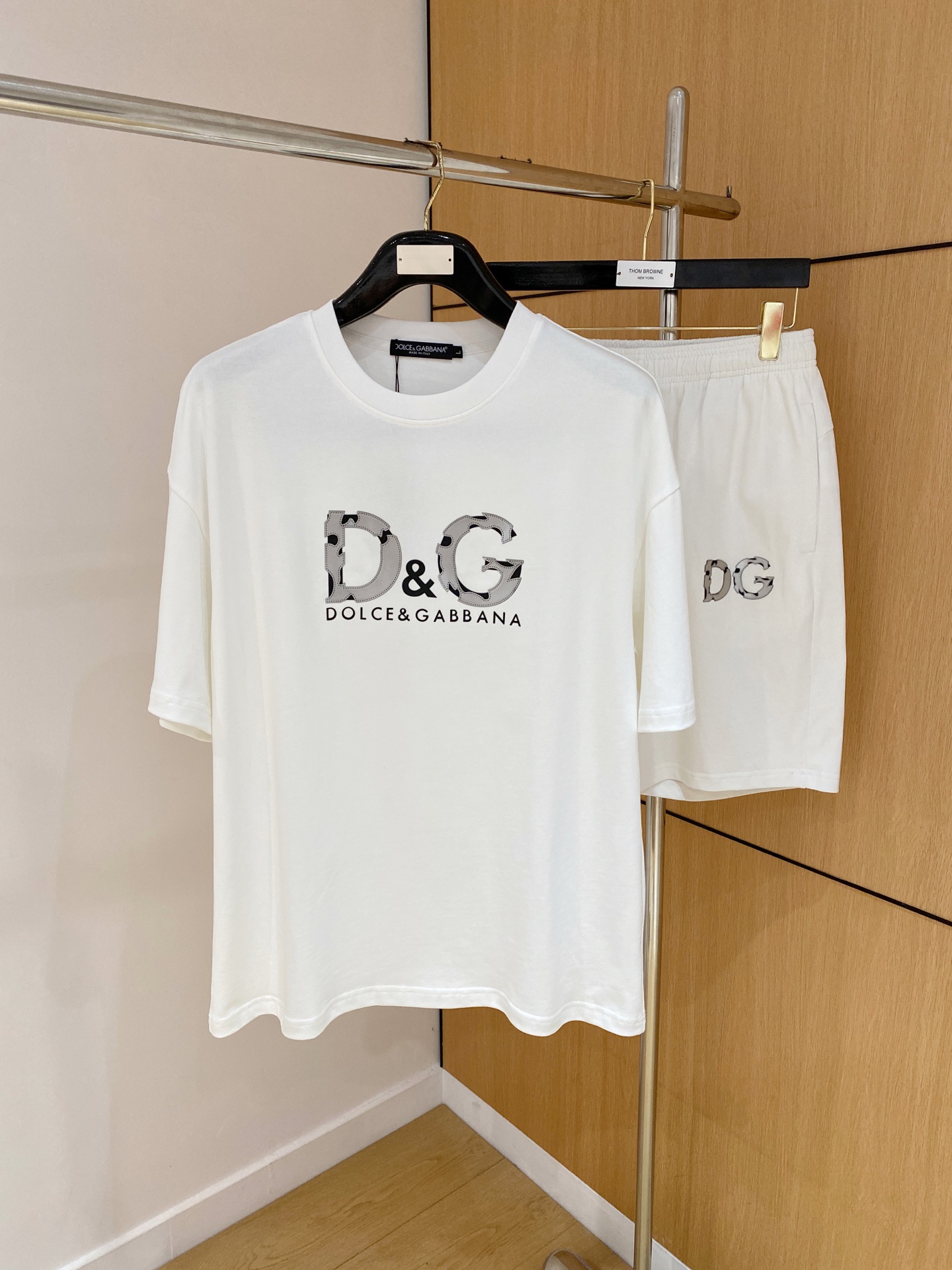 NO:468825,Dolce & Gabbana high-end customization, the latest short-sleeved shorts casual suit for the 2025 spring and summer new style first-time counter, heavy industry concave and convex pattern design, collar and sleeve ripped design, high-end customization, avant-garde and fashionable design!  Brand logo heavy craftsmanship design, high-end customized pure cotton fabric, soft feel, comfortable to wear, exquisite counter-level car line, fine workmanship, invincible and handsome upper body effect!  A must-have item for handsome men!  Number of code M-2XL loose version: placing an order to report height and weight, Dolce & Gabbana, shorts, T-shirt, alexander wang19860909杜嘉班纳高端定制 2025春夏新款首发专柜最新款短袖短裤休闲套装 重工凹凸图案设计 领子袖子做破洞设计 高端订制 设计前卫时尚！品牌logo重工艺设计 高端定制纯棉面料.手感柔软.穿着舒适.专柜级别精致车线.做工精细.上身效果无敌帅气！型男必备单品！ 码数M-2XL 宽松版型 下单报身高体重,,Dolce&Gabbana,shorts,T-shirt,alexander wang,Men's clothing