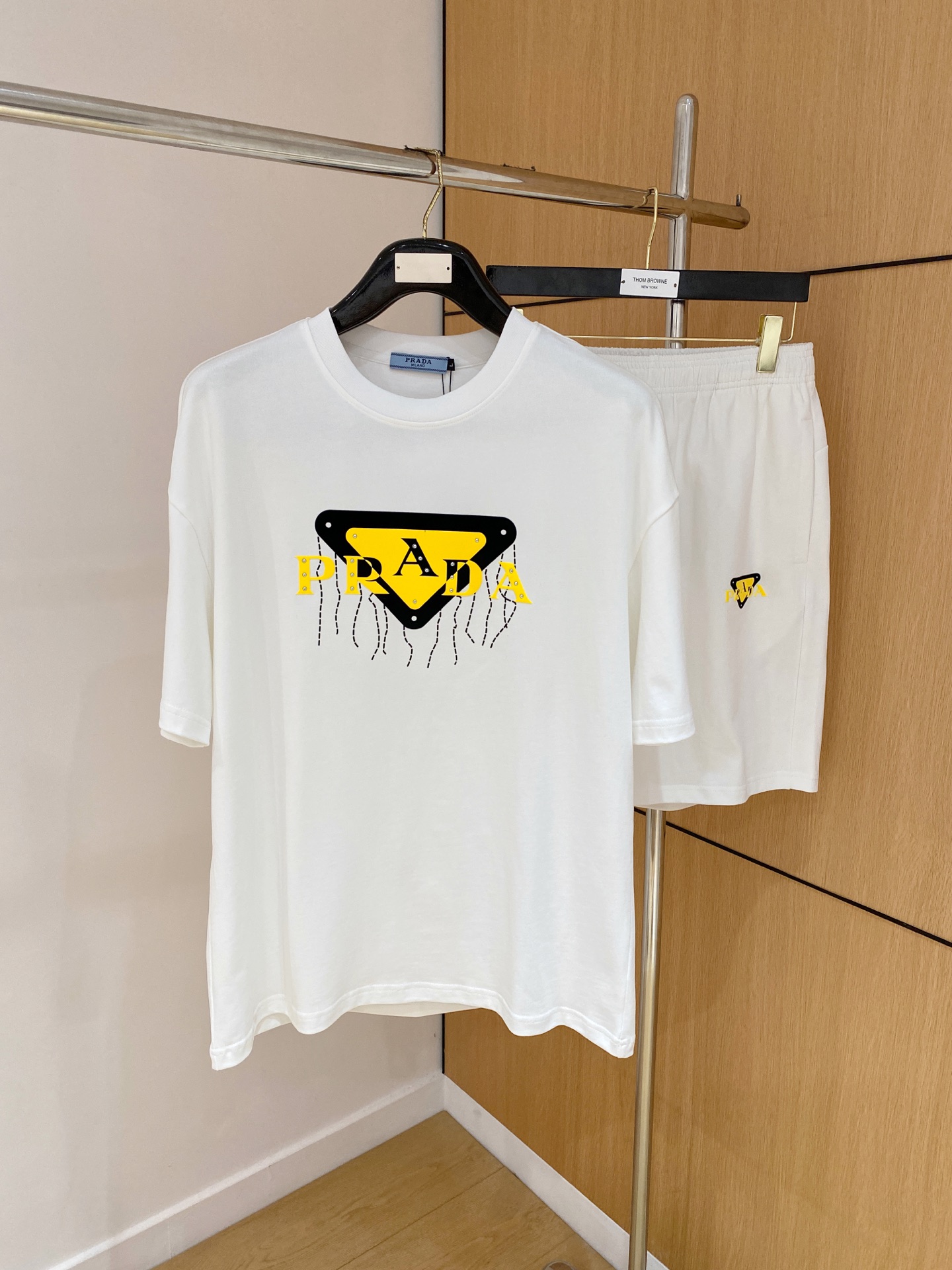 NO:468832,Prada high-end customization, the latest short-sleeved shorts casual suit for the 2025 spring and summer new spring and summer counter, heavy industry concave and convex pattern design, ripped collar and sleeve design, high-end customization, avant-garde and fashionable design!  Brand logo heavy craftsmanship design, high-end customized pure cotton fabric, soft feel, comfortable to wear, exquisite counter-level car line, fine workmanship, invincible and handsome upper body effect!  A must-have item for handsome men!  Number of code M-2XL loose version: placing an order to report height and weight, prada, shorts, T-shirt, alexander wang19860909普拉达高端定制 2025春夏新款首发专柜最新款短袖短裤休闲套装 重工凹凸图案设计 领子袖子做破洞设计 高端订制 设计前卫时尚！品牌logo重工艺设计 高端定制纯棉面料.手感柔软.穿着舒适.专柜级别精致车线.做工精细.上身效果无敌帅气！型男必备单品！ 码数M-2XL 宽松版型 下单报身高体重,,prada,shorts,T-shirt,alexander wang,Men's clothing