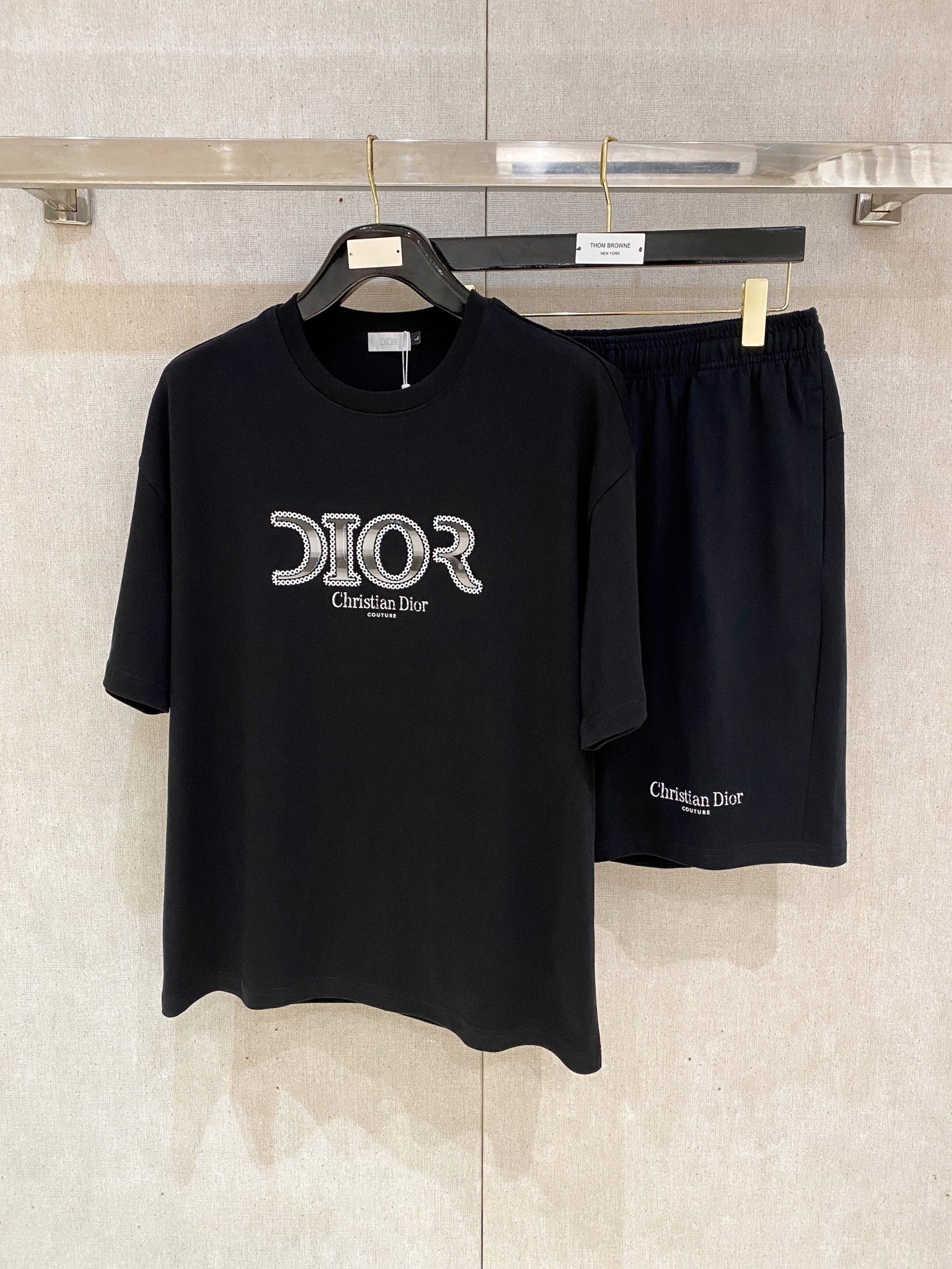 NO:520966,Dior high-end customization, the new spring and summer new style of the first counter, the latest short-sleeved shorts casual set, heavy industry concave and convex pattern design, collar and sleeve ripped design, high-end customization, avant-garde and fashionable design!  Brand logo heavy craftsmanship design, high-end customized pure cotton fabric, soft feel, comfortable to wear, exquisite counter-level car line, fine workmanship, invincible and handsome upper body effect!  A must-have item for handsome men!  Number of code M-2XL loose version: placing an order to report height and weight, dior, shorts, T-shirt, alexander wang19860909迪奥高端定制 春夏新款首发专柜最新款短袖短裤休闲套装 重工凹凸图案设计 领子袖子做破洞设计 高端订制 设计前卫时尚！品牌logo重工艺设计 高端定制纯棉面料.手感柔软.穿着舒适.专柜级别精致车线.做工精细.上身效果无敌帅气！型男必备单品！ 码数M-2XL 宽松版型 下单报身高体重,,dior,shorts,T-shirt,alexander wang,Men's clothing