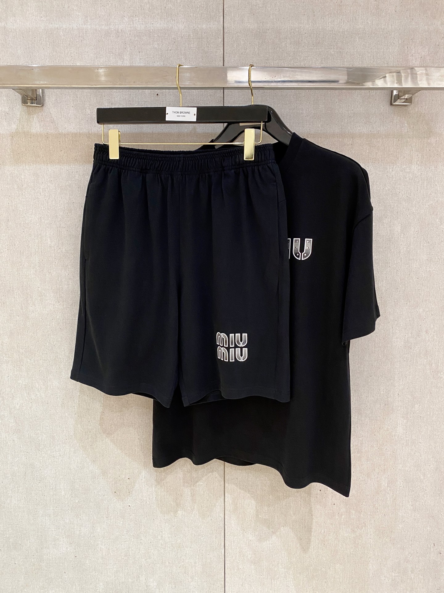 Pmiumiu🔥🔥高端定制 2025春夏新款首发专柜最新款短袖短裤休闲套装 重工凹凸图案设计 领子袖子做