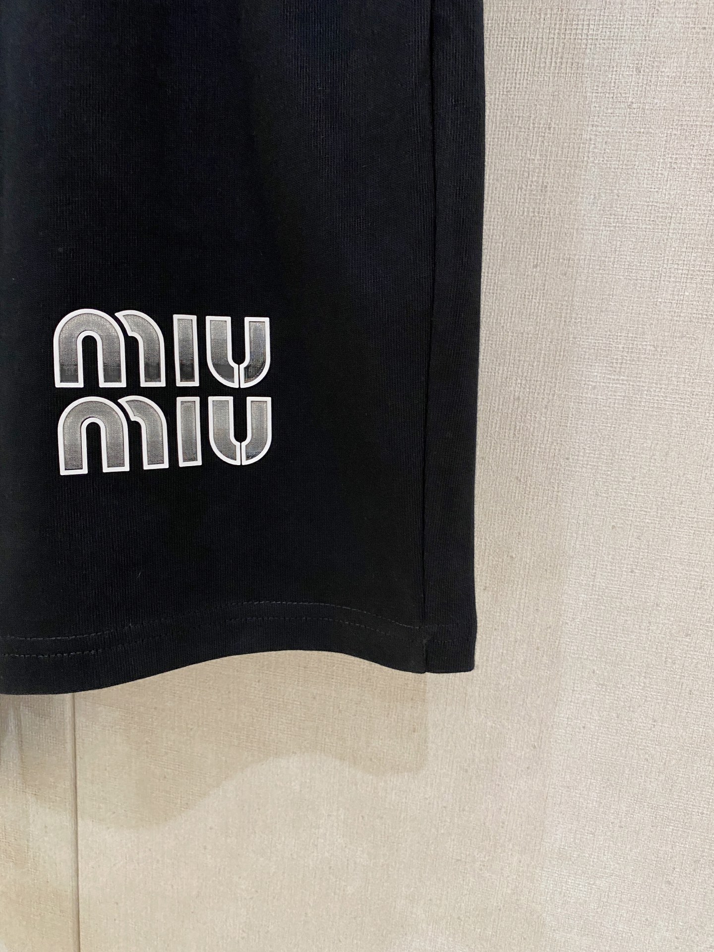 Pmiumiu🔥🔥高端定制 2025春夏新款首发专柜最新款短袖短裤休闲套装 重工凹凸图案设计 领子袖子做