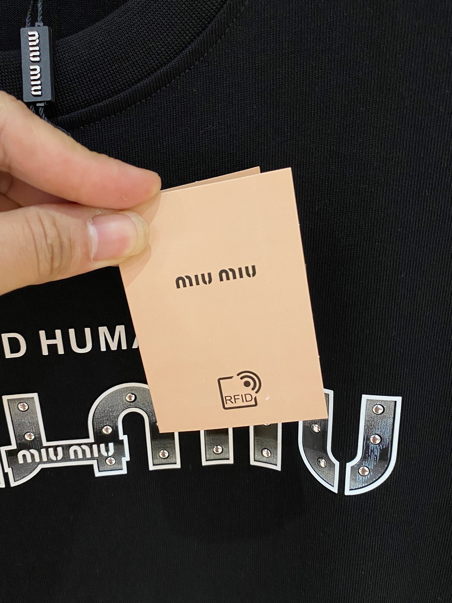 Pmiumiu🔥🔥高端定制 2025春夏新款首发专柜最新款短袖短裤休闲套装 重工凹凸图案设计 领子袖子做