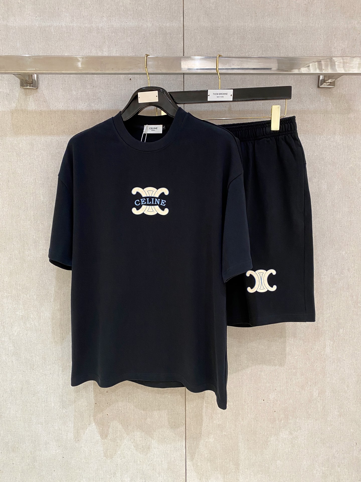 NO:520962,Sailin high-end customization, the new spring and summer new style of the first counter, the latest short-sleeved shorts casual set, heavy industry concave and convex pattern design, collar and sleeve ripped design, high-end customization, avant-garde and fashionable design!  Brand logo heavy craftsmanship design, high-end customized pure cotton fabric, soft feel, comfortable to wear, exquisite counter-level car line, fine workmanship, invincible and handsome upper body effect!  A must-have item for handsome men!  Number of code M-2XL loose version: placing an order to report height and weight, shorts, T-shirt, alexander wang19860909赛林高端定制 春夏新款首发专柜最新款短袖短裤休闲套装 重工凹凸图案设计 领子袖子做破洞设计 高端订制 设计前卫时尚！品牌logo重工艺设计 高端定制纯棉面料.手感柔软.穿着舒适.专柜级别精致车线.做工精细.上身效果无敌帅气！型男必备单品！ 码数M-2XL 宽松版型 下单报身高体重,,shorts,T-shirt,alexander wang,Men's clothing