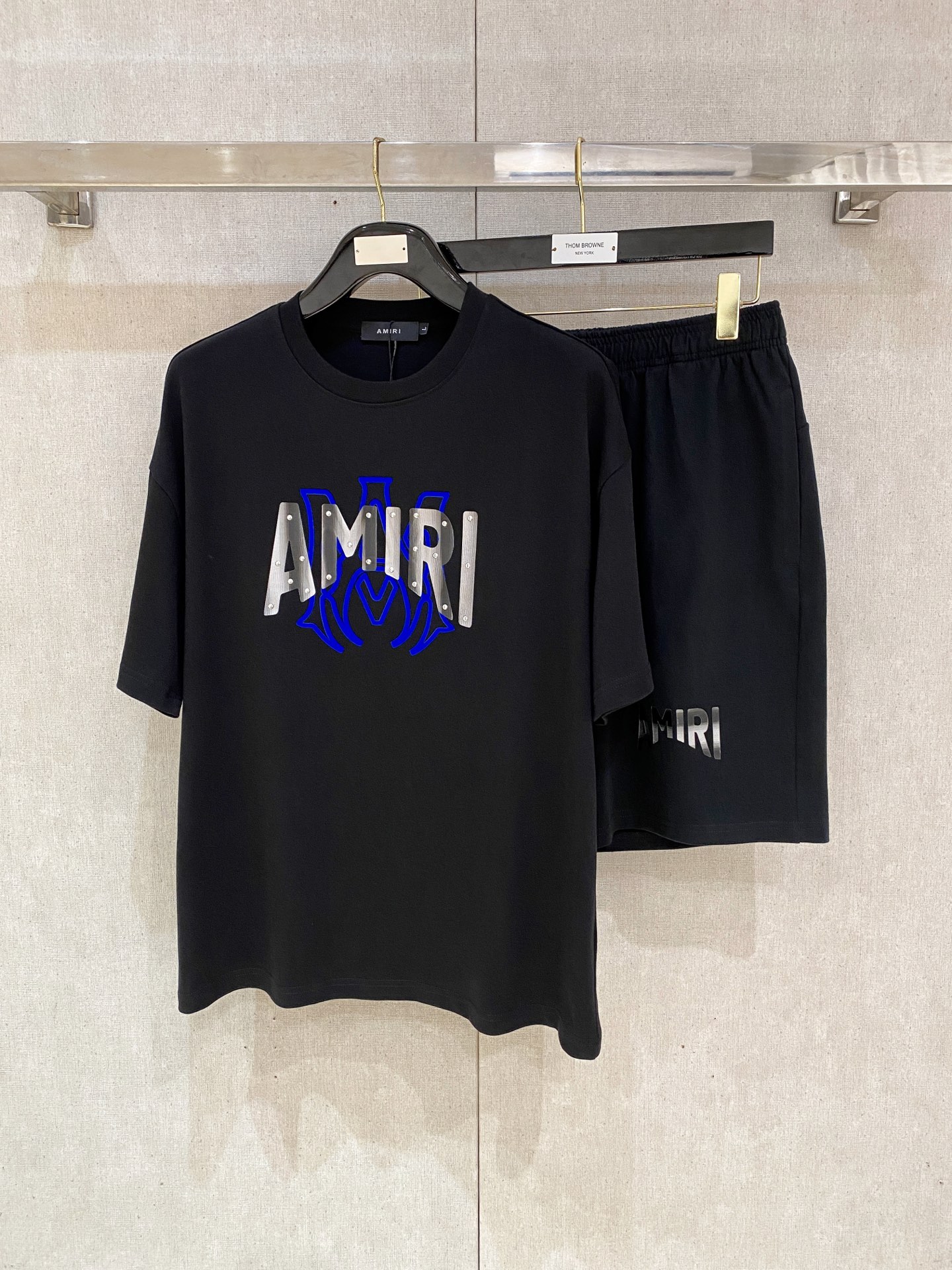 NO:520960,AMIRI high-end customization, the new spring and summer new style first-time counter latest short-sleeved shorts casual set, heavy industry concave and convex pattern design, collar and sleeve ripped design, high-end customization, avant-garde and fashionable design!  Brand logo heavy craftsmanship design, high-end customized pure cotton fabric, soft feel, comfortable to wear, exquisite counter-level car line, fine workmanship, invincible and handsome upper body effect!  A must-have item for handsome men!  码数M-2XL 宽松版型 下单报身高体重,,amiri,shorts,T-shirt,alexander wang19860909AMIRI高端定制 春夏新款首发专柜最新款短袖短裤休闲套装 重工凹凸图案设计 领子袖子做破洞设计 高端订制 设计前卫时尚！品牌logo重工艺设计 高端定制纯棉面料.手感柔软.穿着舒适.专柜级别精致车线.做工精细.上身效果无敌帅气！型男必备单品！ 码数M-2XL 宽松版型 下单报身高体重,,amiri,shorts,T-shirt,alexander wang,Men's clothing