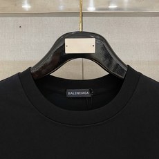 P巴黎世家🔥🔥高端定制 2025春夏新款首发专柜最新款短袖短裤休闲套装 重工凹凸图案设计 领子袖子做破洞 P巴黎世家🔥🔥高端定制 2025春夏新款首发专柜最新款短袖短裤休闲套装 重工凹凸图案设计 领子袖子做破洞