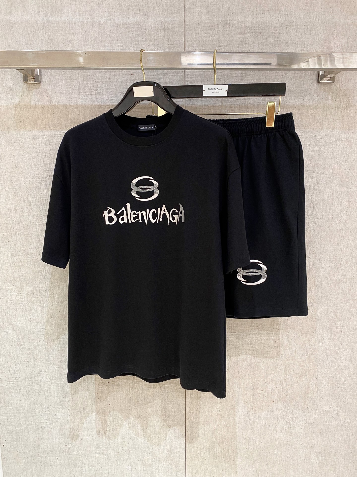 NO:520958,Balenciaga high-end customization, the new spring and summer new style of the first counter, the latest short-sleeved shorts casual set, heavy industry concave and convex pattern design, ripped collar and sleeve design, high-end customization, avant-garde and fashionable design!  Brand logo heavy craftsmanship design, high-end customized pure cotton fabric, soft feel, comfortable to wear, exquisite counter-level car line, fine workmanship, invincible and handsome upper body effect!  A must-have item for handsome men!  Code number M-2XL loose version: placing an order to report height and weight, balenciaga, shorts, T-shirt, alexander wang19860909巴黎世家高端定制 春夏新款首发专柜最新款短袖短裤休闲套装 重工凹凸图案设计 领子袖子做破洞设计 高端订制 设计前卫时尚！品牌logo重工艺设计 高端定制纯棉面料.手感柔软.穿着舒适.专柜级别精致车线.做工精细.上身效果无敌帅气！型男必备单品！ 码数M-2XL 宽松版型 下单报身高体重,,balenciaga,shorts,T-shirt,alexander wang,Men's clothing