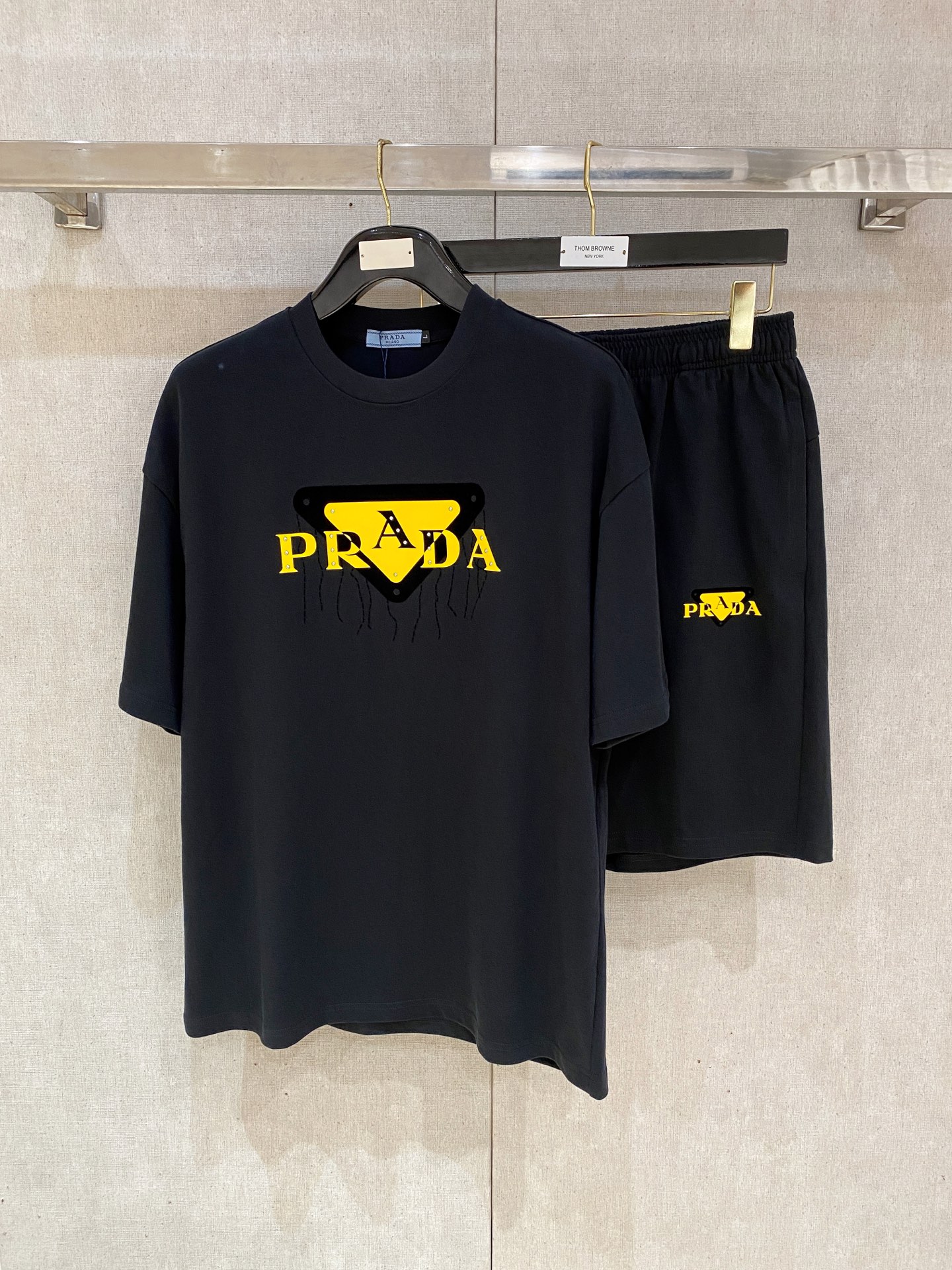 NO:520954,Prada high-end customization, the new spring and summer new style first-time counter latest short-sleeved shorts casual set, heavy industry concave and convex pattern design, collar and sleeve ripped design, high-end customization, avant-garde and fashionable design!  Brand logo heavy craftsmanship design, high-end customized pure cotton fabric, soft feel, comfortable to wear, exquisite counter-level car line, fine workmanship, invincible and handsome upper body effect!  A must-have item for handsome men!  Number of code M-2XL loose version: placing an order to report height and weight, prada, shorts, T-shirt, alexander wang19860909普拉达高端定制 春夏新款首发专柜最新款短袖短裤休闲套装 重工凹凸图案设计 领子袖子做破洞设计 高端订制 设计前卫时尚！品牌logo重工艺设计 高端定制纯棉面料.手感柔软.穿着舒适.专柜级别精致车线.做工精细.上身效果无敌帅气！型男必备单品！ 码数M-2XL 宽松版型 下单报身高体重,,prada,shorts,T-shirt,alexander wang,Men's clothing