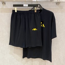 P普拉达🔥🔥高端定制 2025春夏新款首发专柜最新款短袖短裤休闲套装 重工凹凸图案设计 领子袖子做破洞设 P普拉达🔥🔥高端定制 2025春夏新款首发专柜最新款短袖短裤休闲套装 重工凹凸图案设计 领子袖子做破洞设