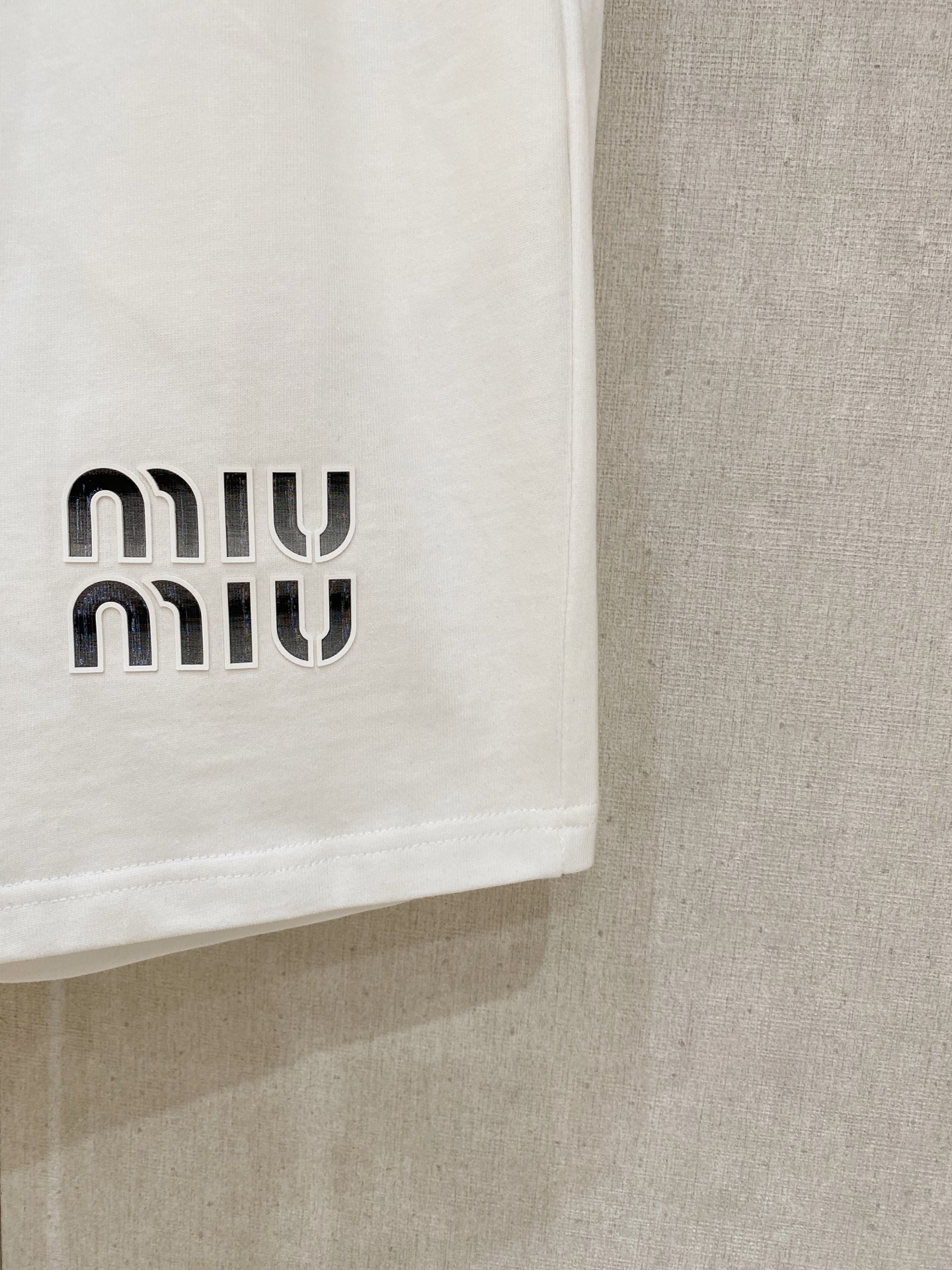 Pmiumiu🔥🔥高端定制 2025春夏新款首发专柜最新款短袖短裤休闲套装 重工凹凸图案设计 领子袖子做