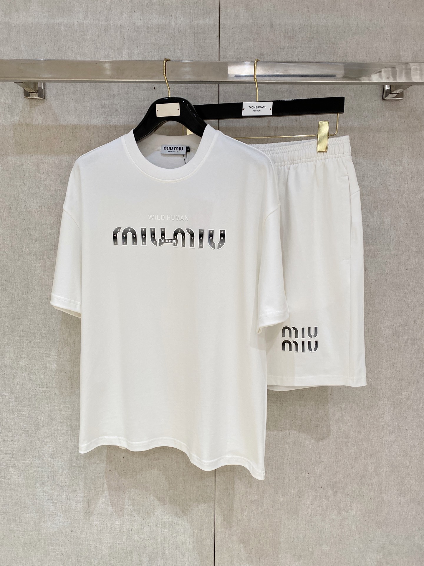 Pmiumiu🔥🔥高端定制 2025春夏新款首发专柜最新款短袖短裤休闲套装 重工凹凸图案设计 领子袖子做