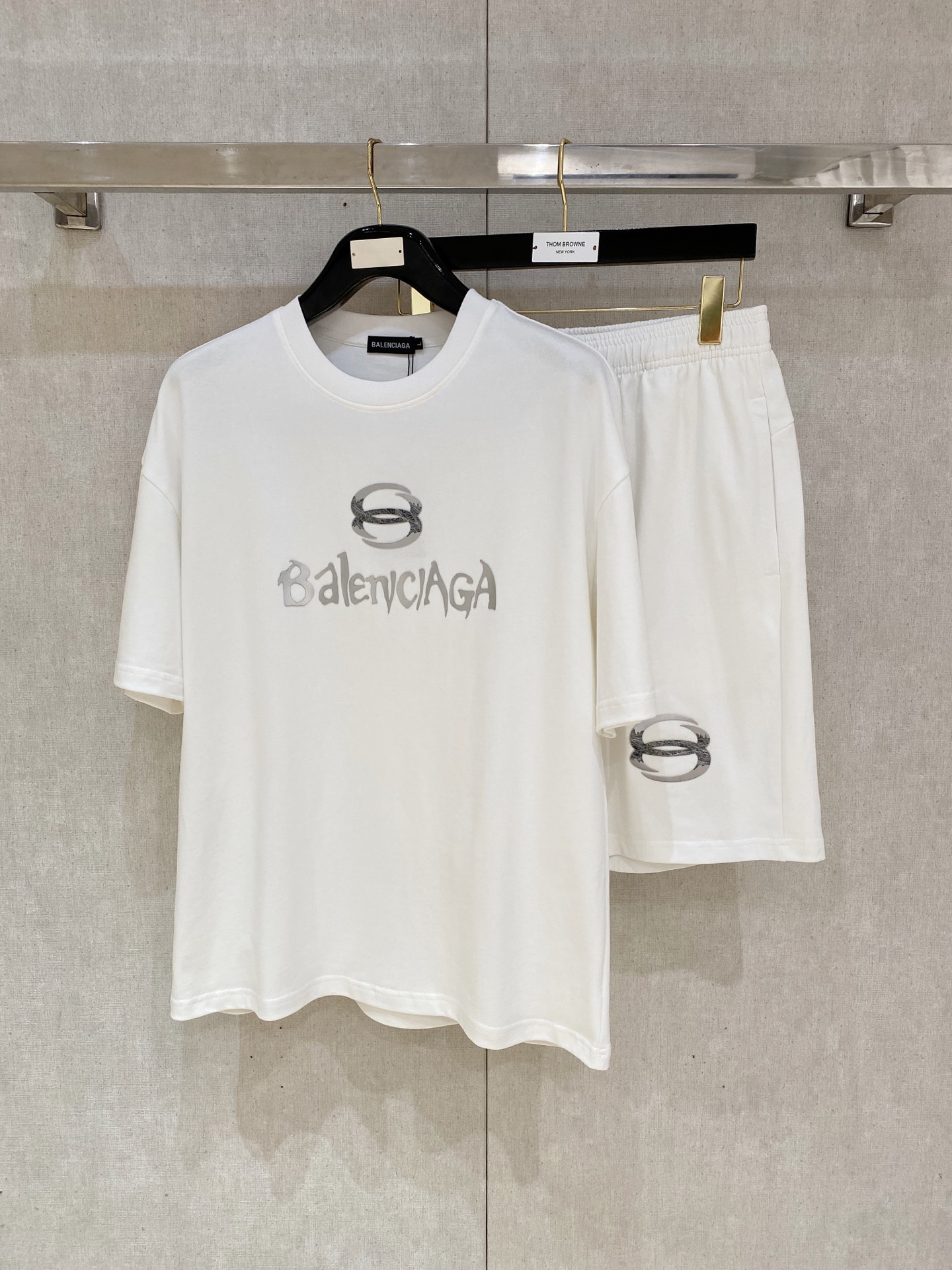 P巴黎世家🔥🔥高端定制 2025春夏新款首发专柜最新款短袖短裤休闲套装 重工凹凸图案设计 领子袖子做破洞