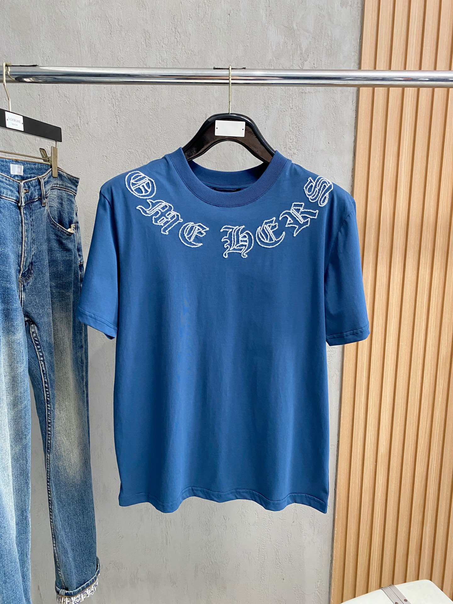 NO:510151,Croxin's new spring and summer 2025 short-sleeved T-shirt for men and women, the latest model is exclusively available on the entire network!  !  ~ It is classic and fashionable and versatile, who doesn’t like it? It will show the classic again. It is very pleasing to the eye and comes with a low luxury halo and recognition!  The traditional brand concept and modern advanced technology are perfectly combined. Coupled with the extremely modern and simple design, the exclusive logo pattern towel embroidery design!  Customized 100% imported pure cotton fabric!  The texture of this model is quite touching, the specifications and grades are known with tentacles. The degree of delicateness and breathability are top-notch!  Size M-3XL, chrome hearts, T-shirt,tees, t-shirt,alexander wang19860909克罗心2025春夏新款男女同款短袖T恤,最新款全网独家首上！！~既经典有时尚百搭,谁不爱啊,将经典再次展现,非常的耐看,自带低奢光环与辨识度！传统的品牌理念和现代化的先进技术进行了完美结合.加上极其现代摩登风范的简约设计,专属logo图案毛巾绣设计！定制百分百进口纯棉面料！此款的质感相当感人 触手便知规格档次 细腻程度与透气效果堪称顶级！尺码M-3XL,,chrome hearts,T-shirt,tees，t-shirt,alexander wang,Men's clothing