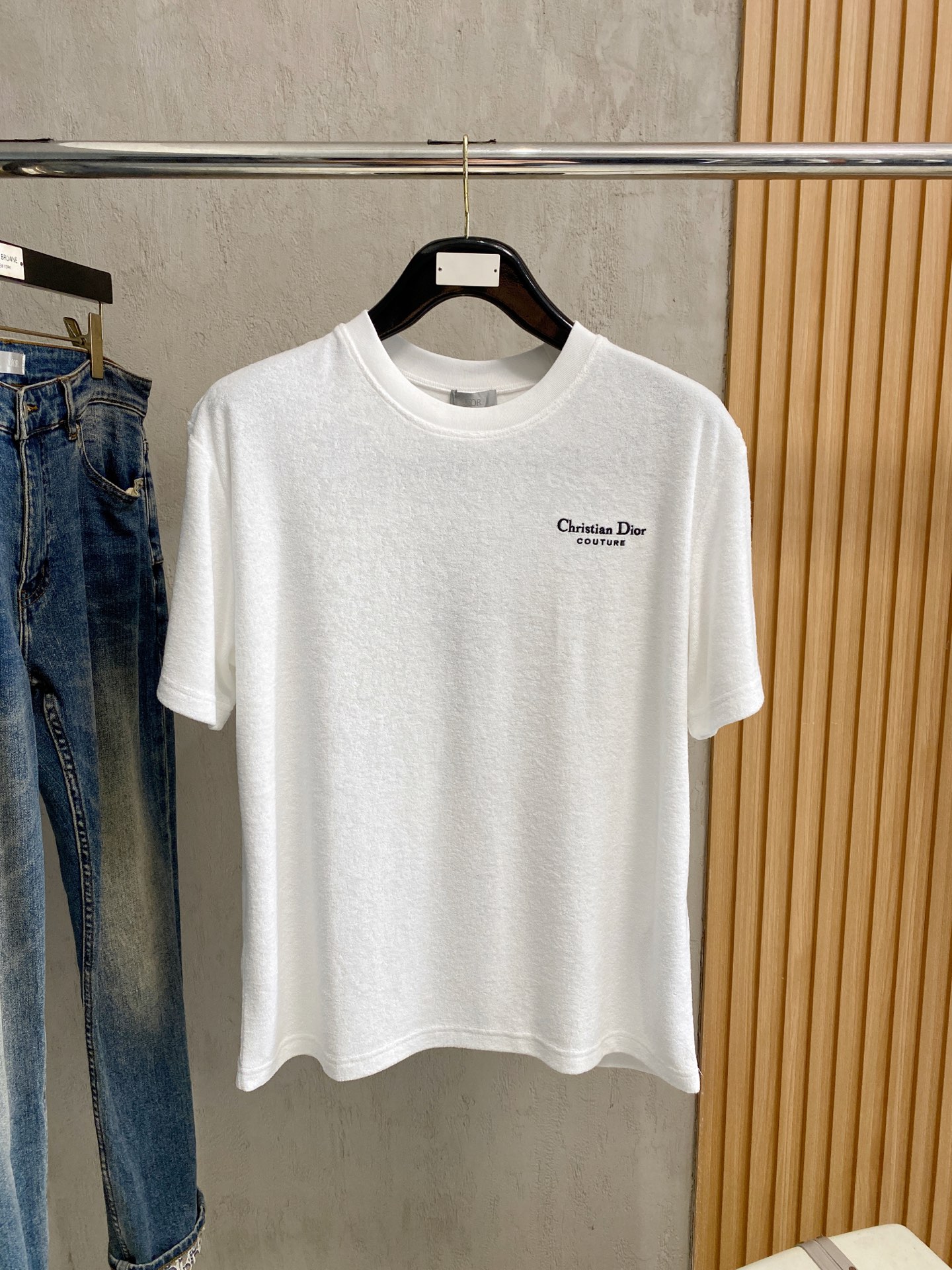 NO:510150,Dior's new short-sleeved T-shirt for men and women in spring and summer, the latest model is exclusively available on the entire network!  !  ~ It is classic and fashionable and versatile, who doesn’t like it? It will show the classic again. It is very pleasing to the eye and comes with a low luxury halo and recognition!  The traditional brand concept and modern advanced technology are perfectly combined. Coupled with the extremely modern and simple design, the exclusive logo pattern towel embroidery design!  Customized 100% imported pure cotton fabric!  The texture of this model is quite touching, the specifications and grades are known with tentacles. The degree of delicateness and breathability are top-notch!  Size M-3XL, Dior, T-shirt,tees, t-shirt,alexander wang19860909迪奥2025春夏新款男女同款短袖T恤,最新款全网独家首上！！~既经典有时尚百搭,谁不爱啊,将经典再次展现,非常的耐看,自带低奢光环与辨识度！传统的品牌理念和现代化的先进技术进行了完美结合.加上极其现代摩登风范的简约设计,专属logo图案毛巾绣设计！定制百分百进口纯棉面料！此款的质感相当感人 触手便知规格档次 细腻程度与透气效果堪称顶级！尺码M-3XL,,dior,T-shirt,tees，t-shirt,alexander wang,Men's clothing