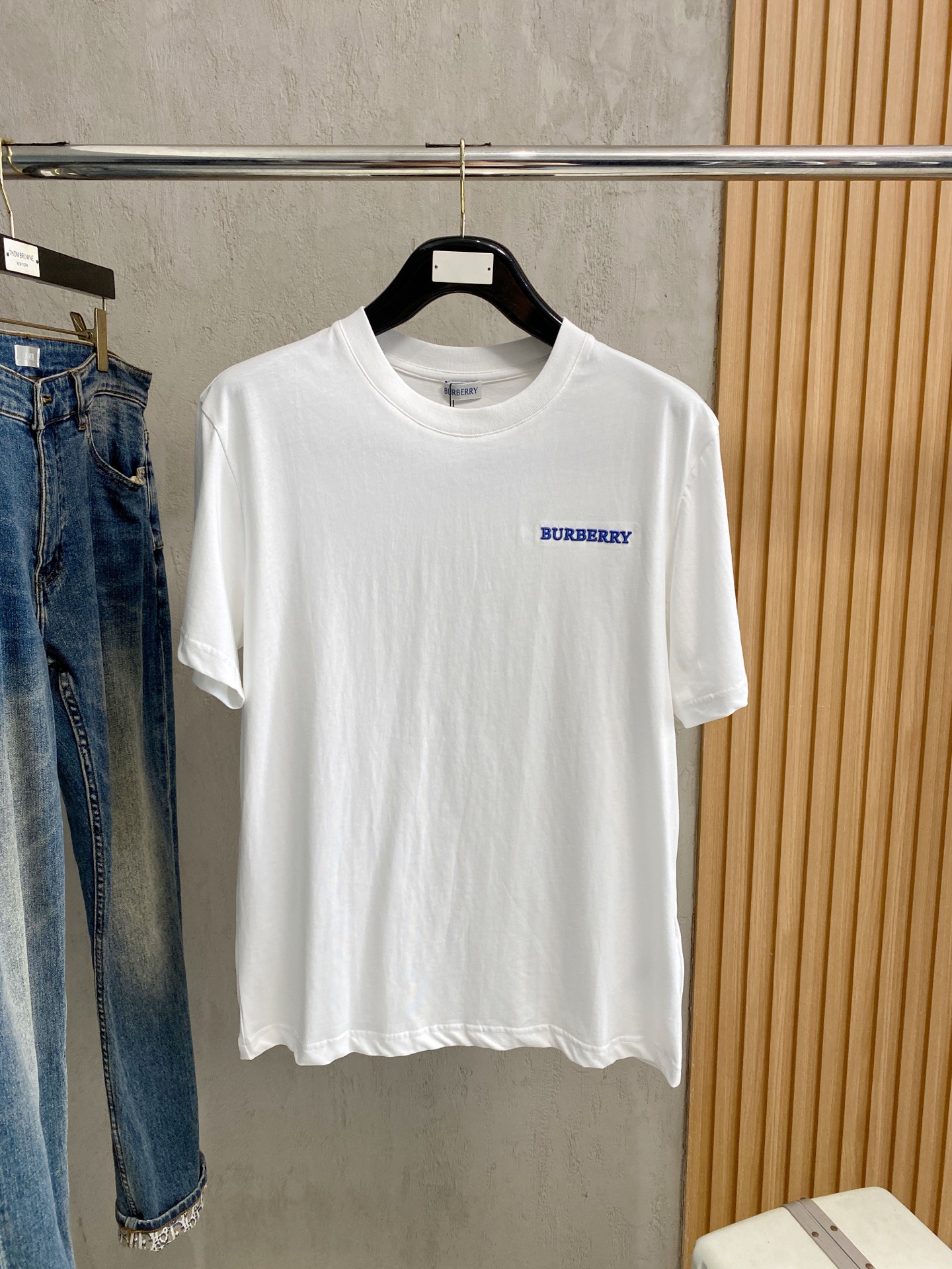 NO:510152,Burberry's new spring and summer 2025 short-sleeved T-shirt for men and women, the latest model is exclusively available on the entire network!  !  ~ It is classic and fashionable and versatile, who doesn’t like it? It will show the classic again. It is very pleasing to the eye and comes with a low luxury halo and recognition!  The traditional brand concept and modern advanced technology are perfectly combined. Coupled with the extremely modern and simple design, the exclusive logo pattern towel embroidery design!  Customized 100% imported pure cotton fabric!  The texture of this model is quite touching, the specifications and grades are known with tentacles. The degree of delicateness and breathability are top-notch!  Size M-3XL, Burberry, T-shirt,tees, t-shirt,alexander wang19860909巴宝莉2025春夏新款男女同款短袖T恤,最新款全网独家首上！！~既经典有时尚百搭,谁不爱啊,将经典再次展现,非常的耐看,自带低奢光环与辨识度！传统的品牌理念和现代化的先进技术进行了完美结合.加上极其现代摩登风范的简约设计,专属logo图案毛巾绣设计！定制百分百进口纯棉面料！此款的质感相当感人 触手便知规格档次 细腻程度与透气效果堪称顶级！尺码M-3XL,,burberry,T-shirt,tees，t-shirt,alexander wang,Men's clothing