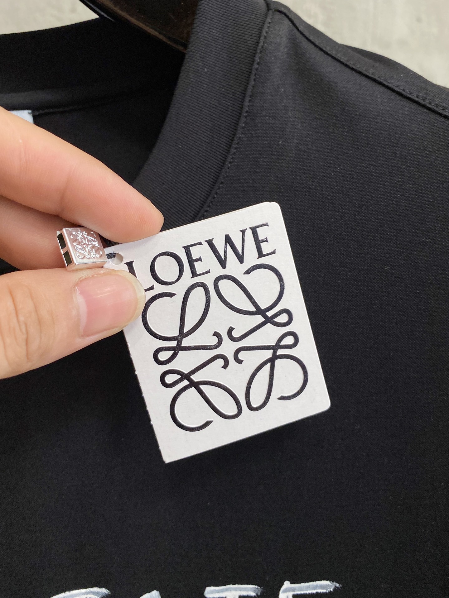  路易威登 2025春夏新款首发专柜最新款圆领短袖 高端订制 设计前卫时尚！品牌logo重工艺设计 高端