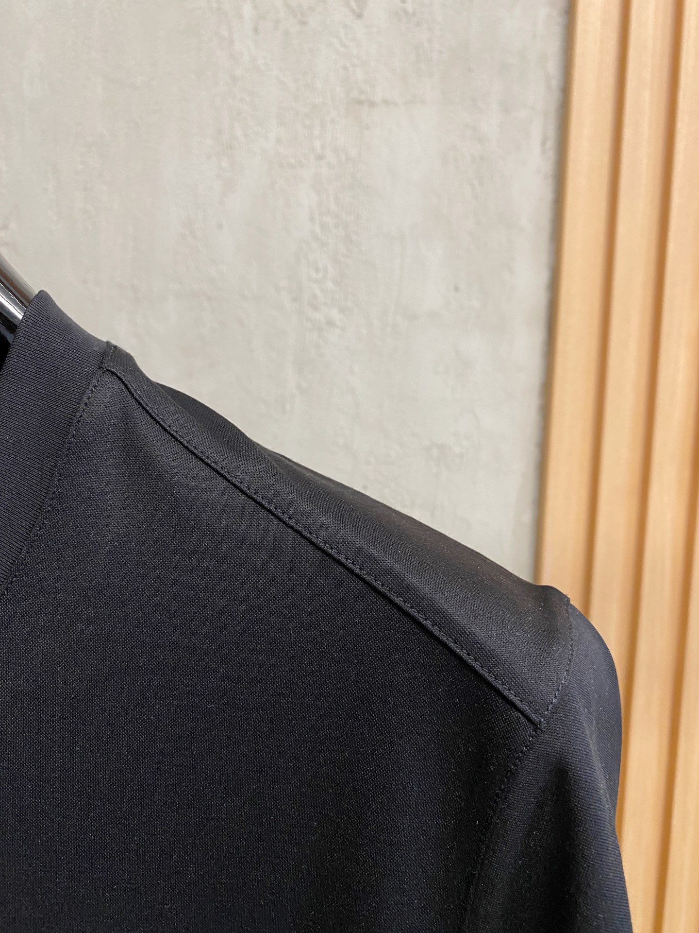  路易威登 2025春夏新款首发专柜最新款圆领短袖 高端订制 设计前卫时尚！品牌logo重工艺设计 高端