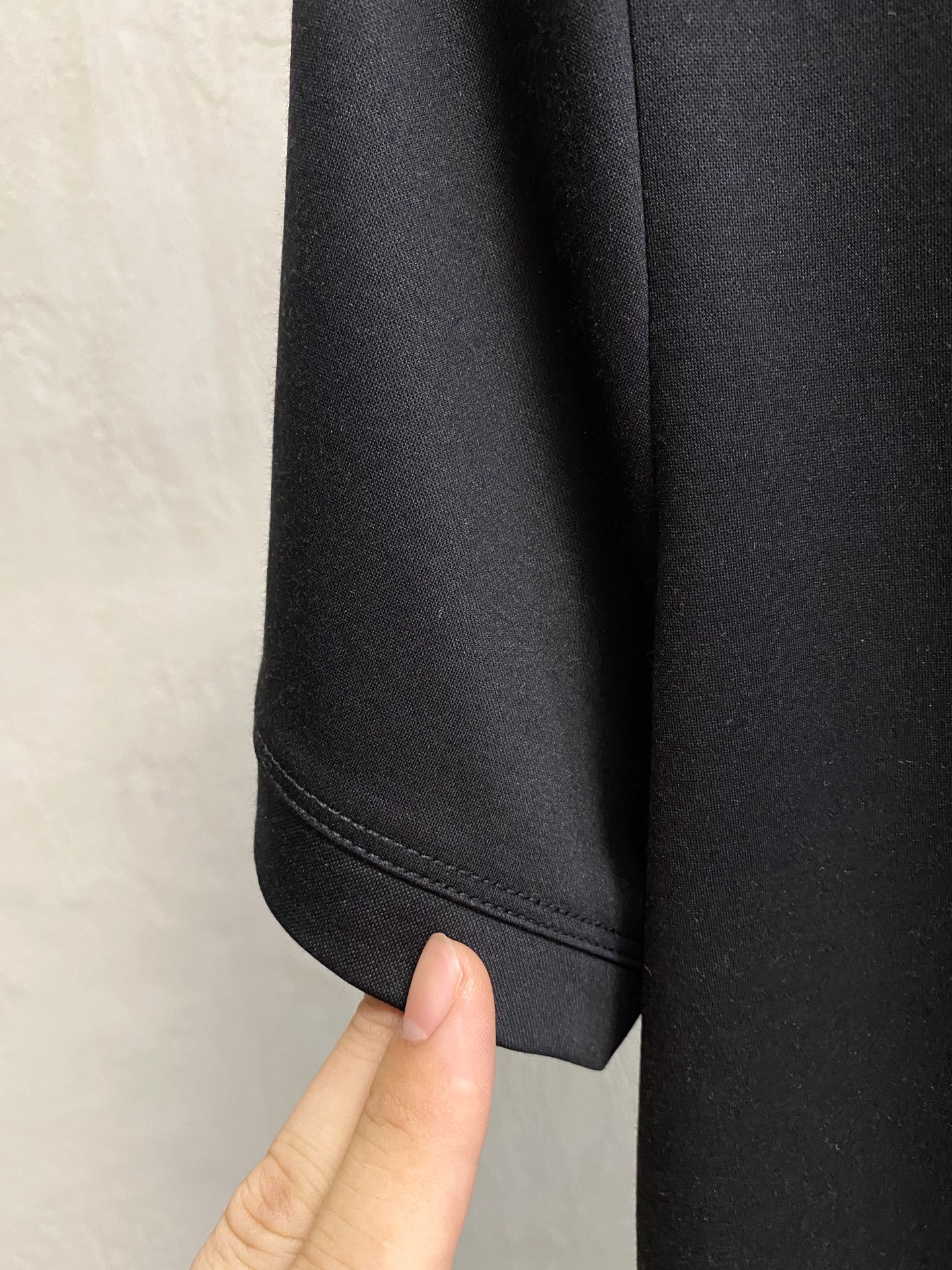  纪梵希 2025春夏新款首发专柜最新款圆领短袖 高端订制 设计前卫时尚！品牌logo重工艺设计 高端定