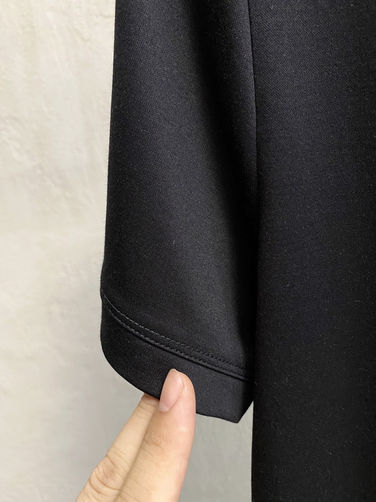  迪奥 2025春夏新款首发专柜最新款圆领短袖 高端订制 设计前卫时尚！品牌logo重工艺设计 高端定制